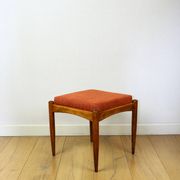 Tabouret Edmund Homa, siège structurel en brique orange.