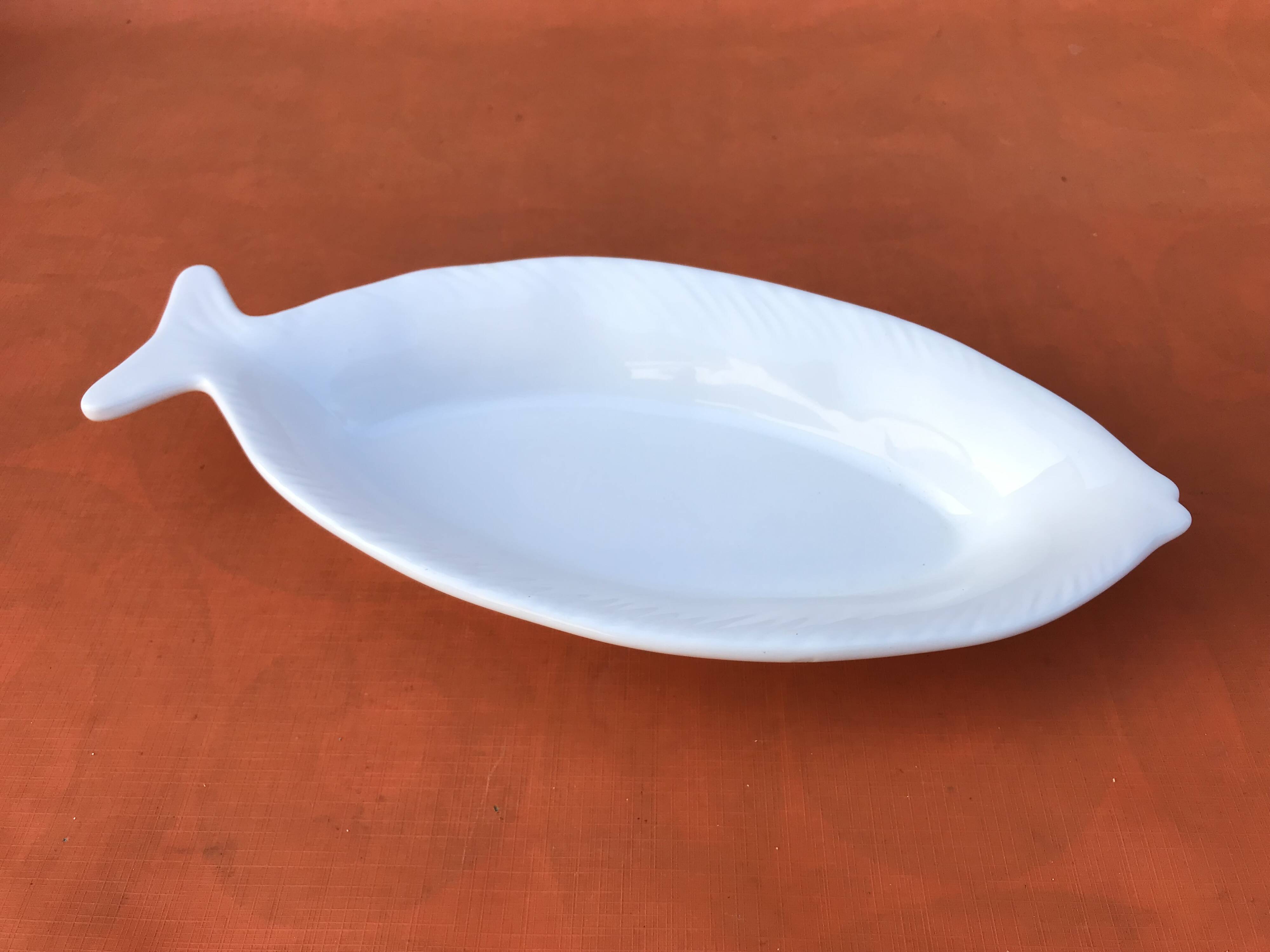 White ceramic serving dish / Fish shape