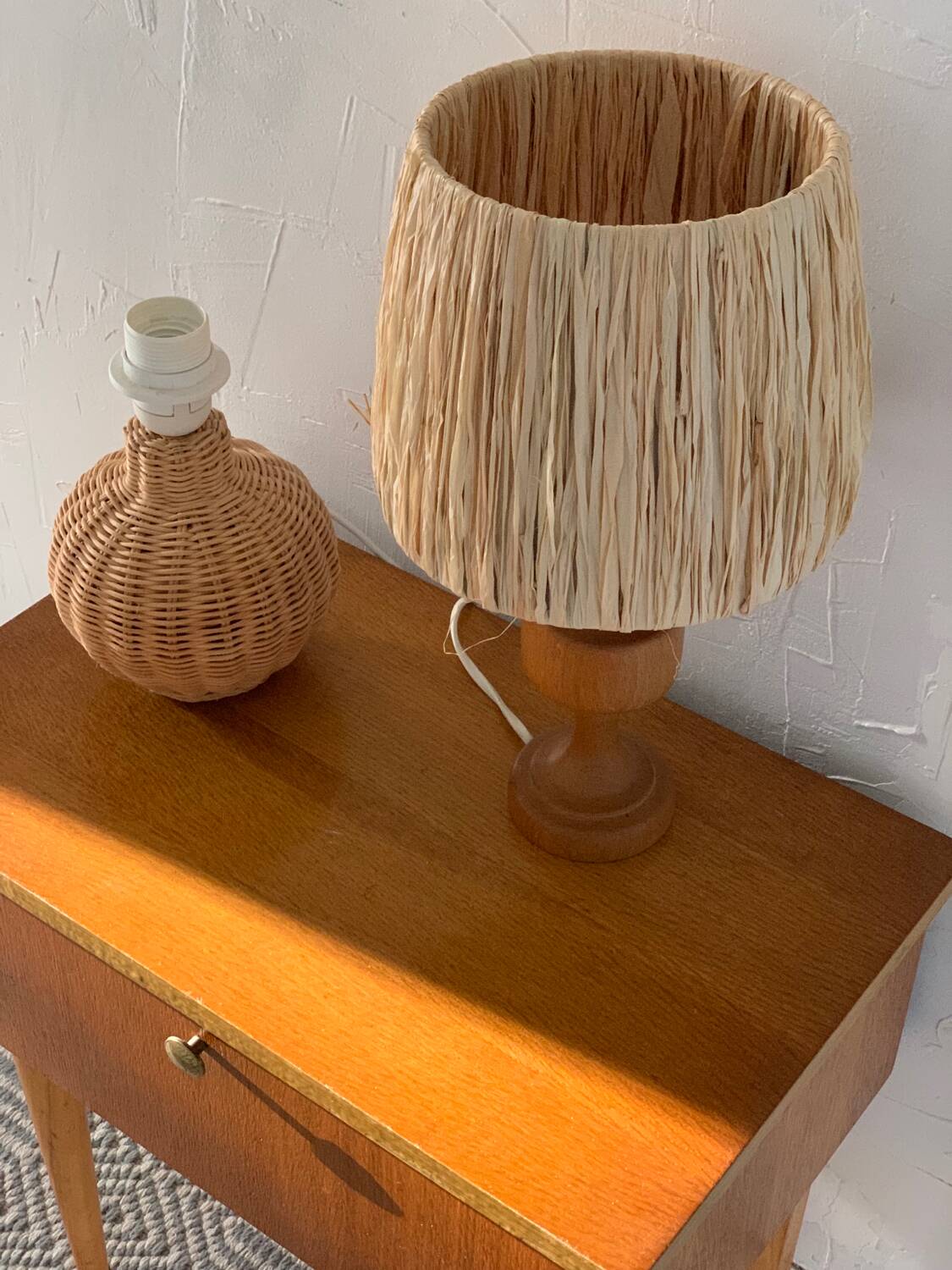Wood and raffia foot lamp