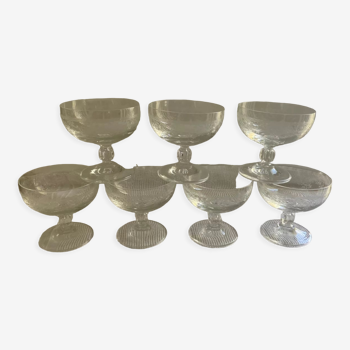 Lot de 7 coupes à Champagne en cristal gravé 1970