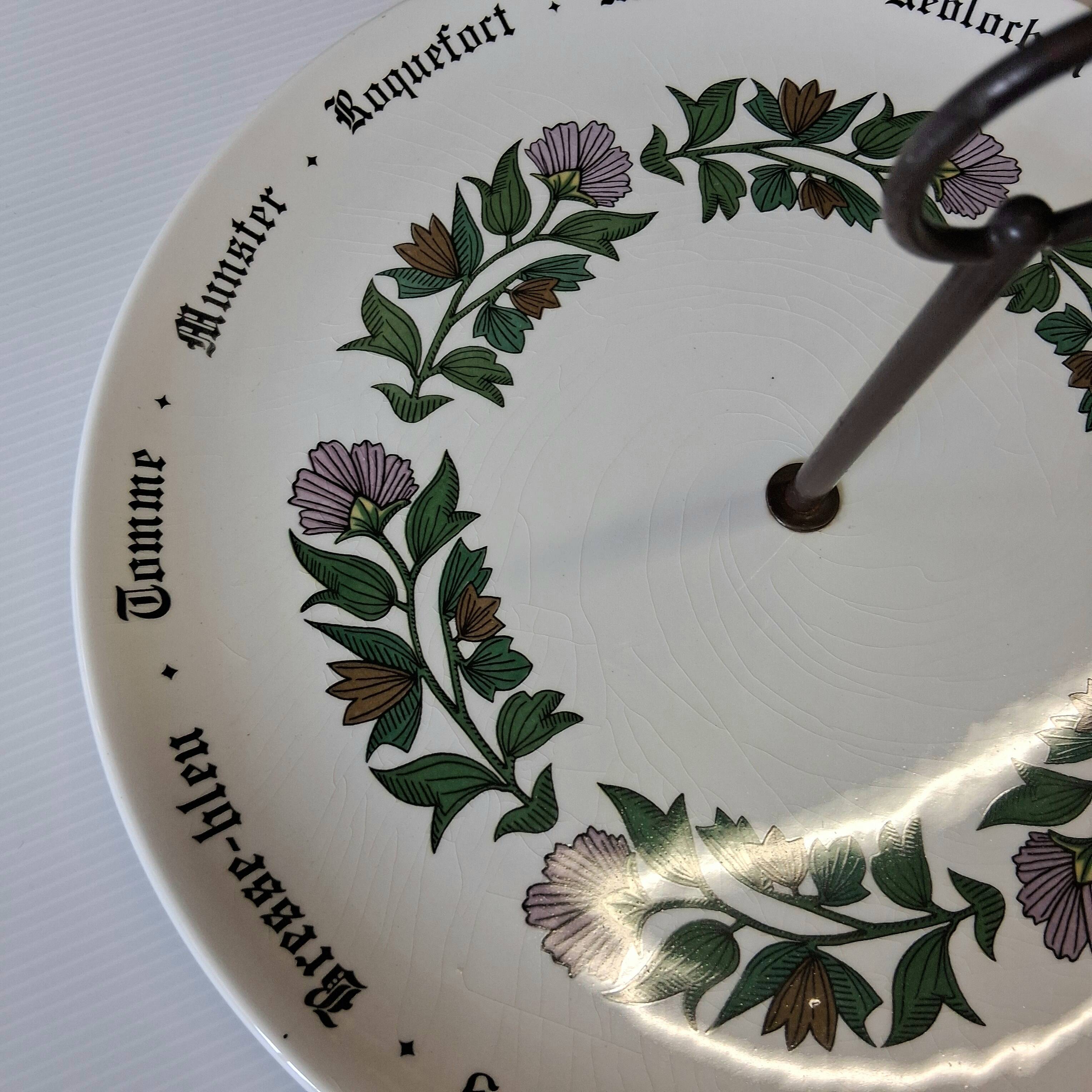 Ceramic cheese platter from Gien in good condition.