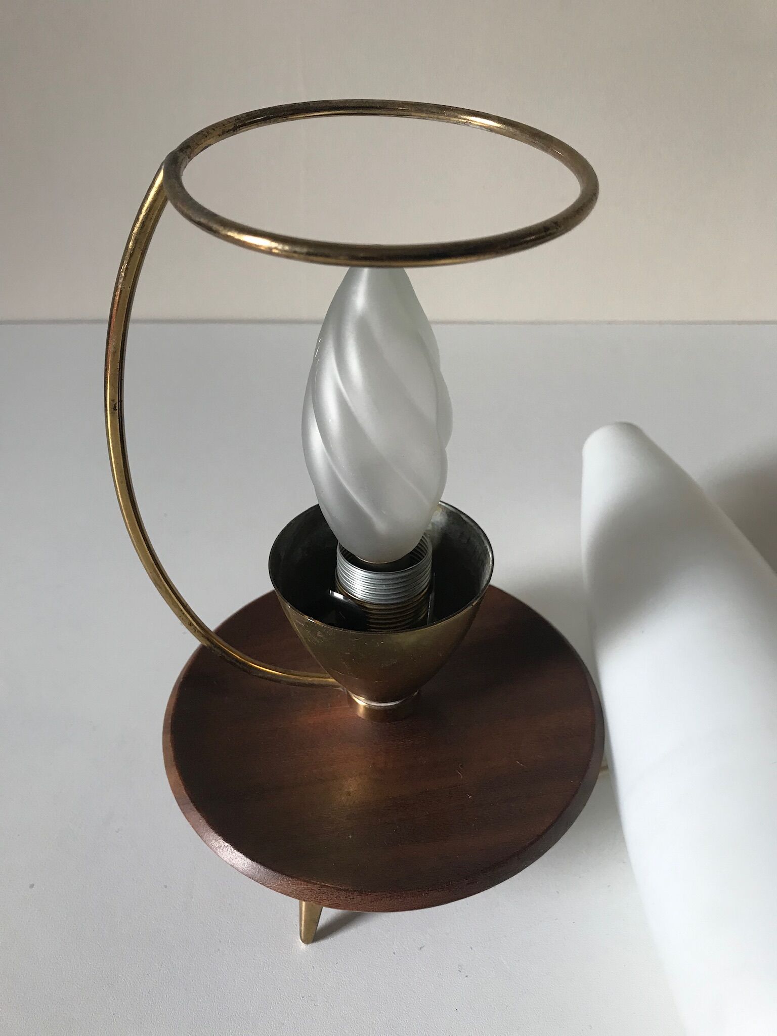 Lampe tripode teck et opaline vintage 1960