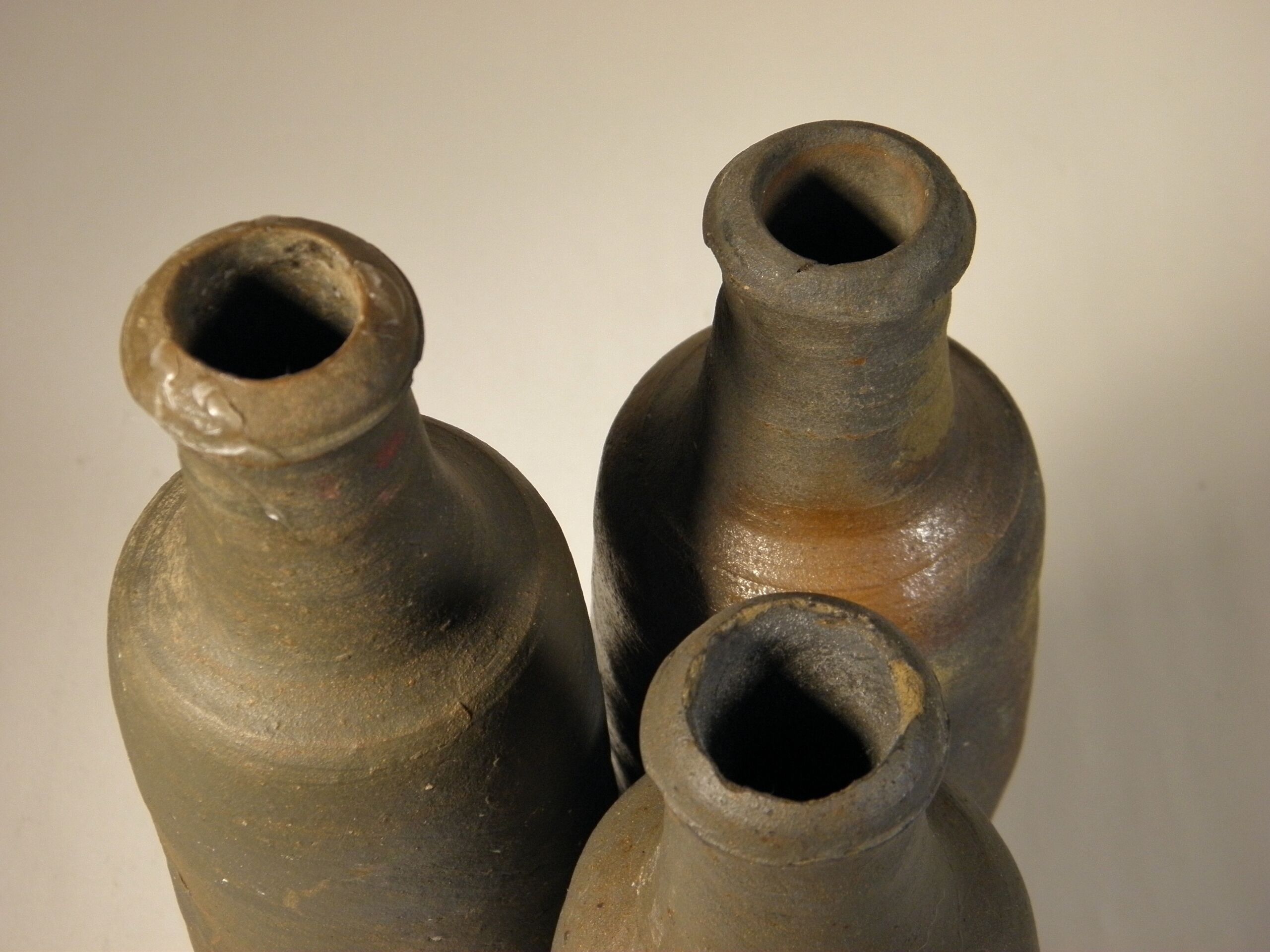 Lot de trois bouteilles en grès
