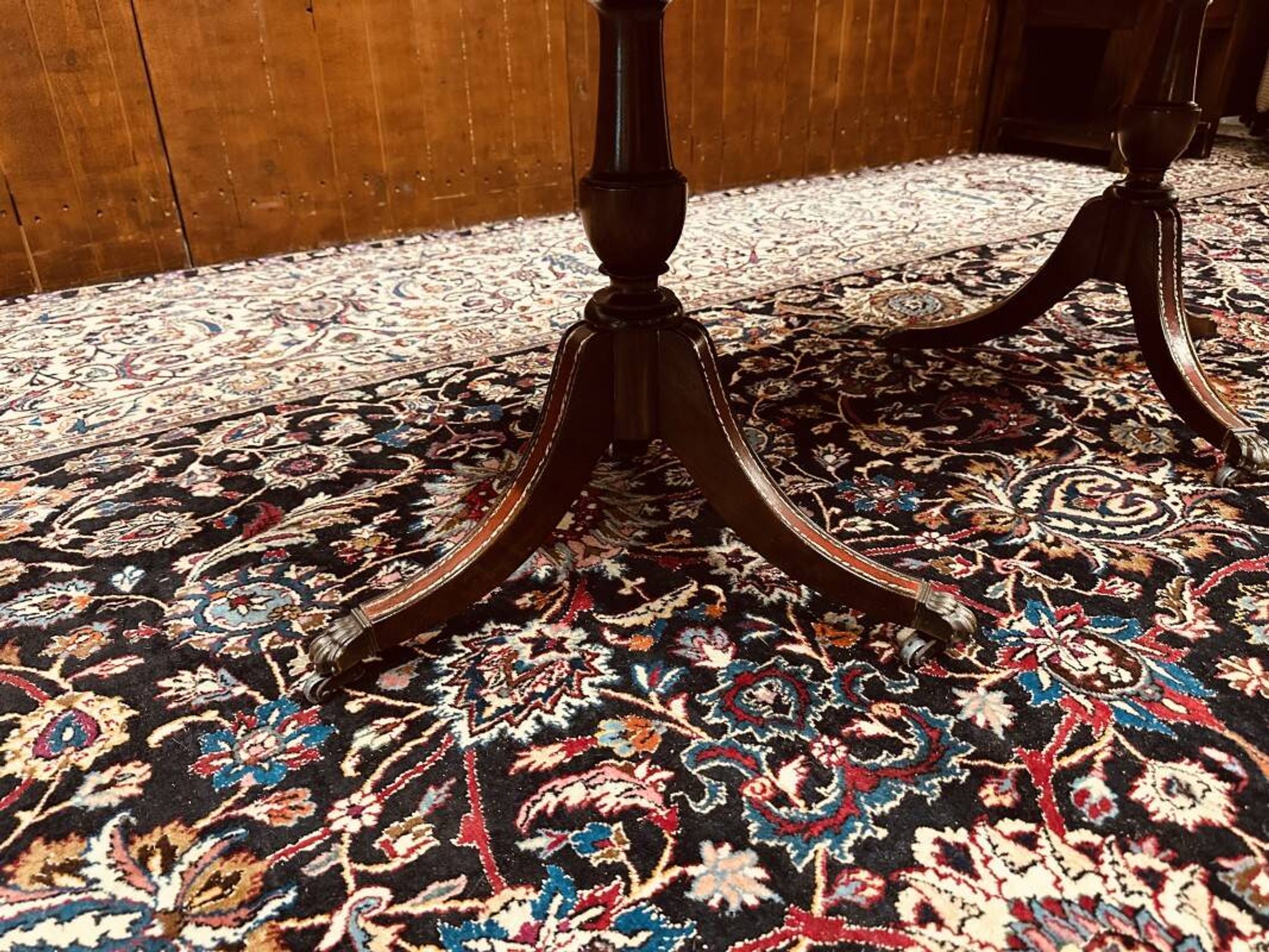 Table basse Chesterfield anglaise antique avec plateau en cuir