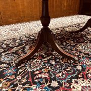 Table basse Chesterfield anglaise antique avec plateau en cuir