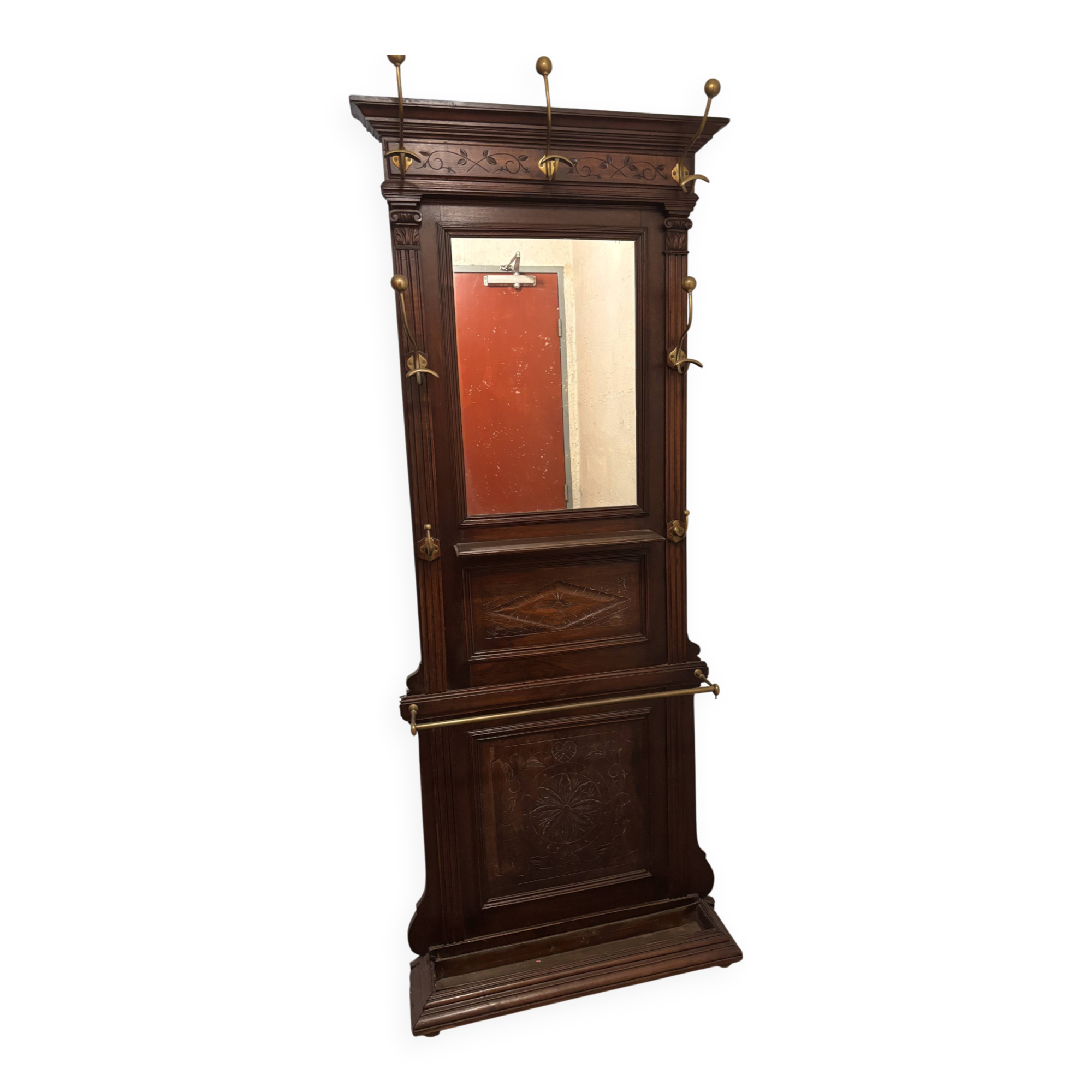 Vestiaire en bois et patères laiton
