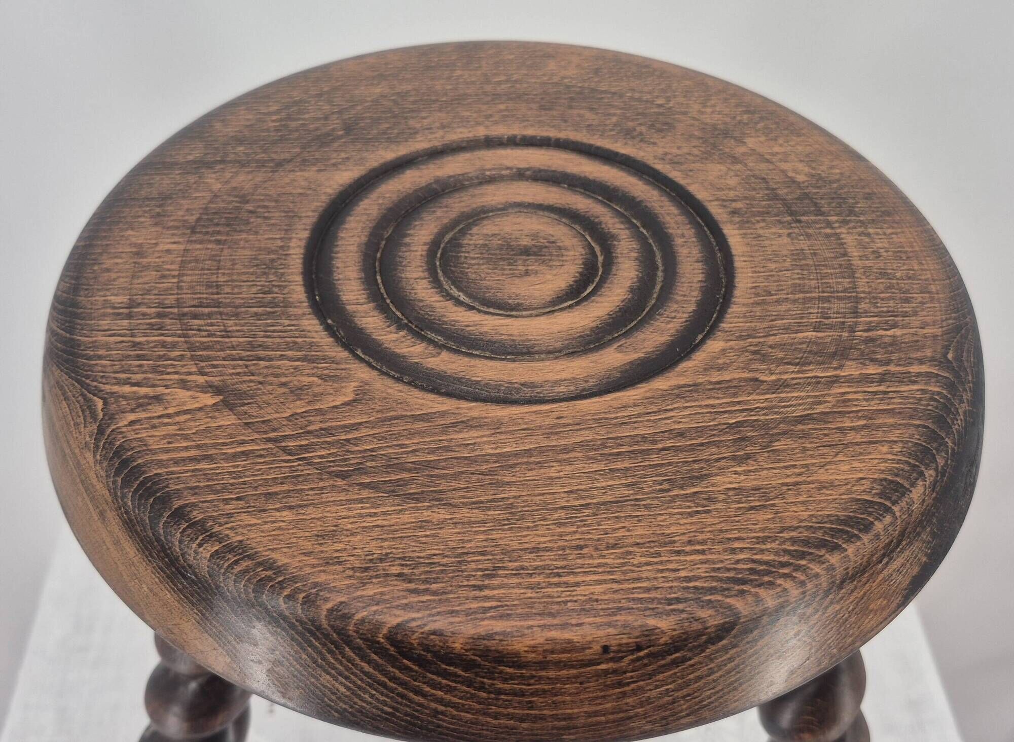 Tabouret brutaliste tripode en bois massif tourné