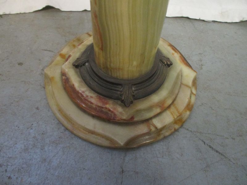 Sellette alabaster column and gold metal