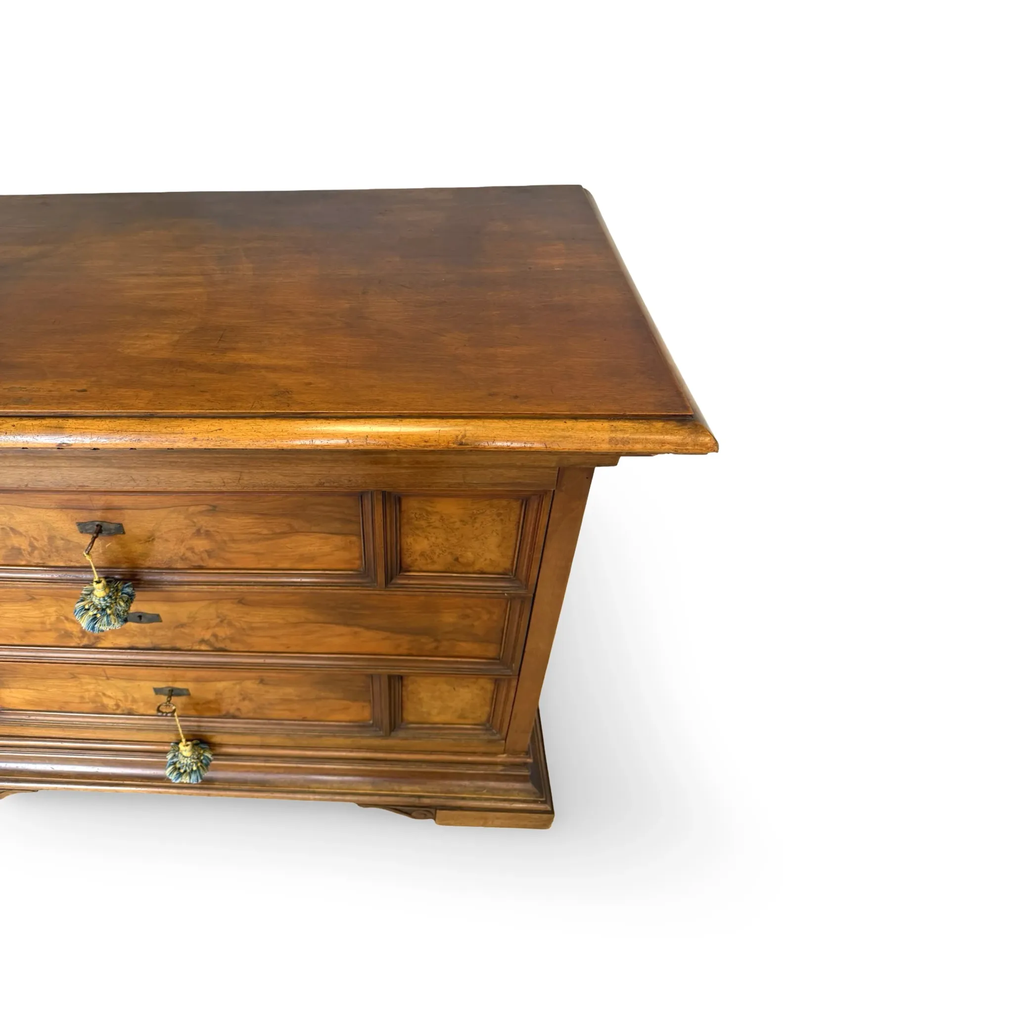 Elegant antique Italian chest of drawers, dating from the 20th century