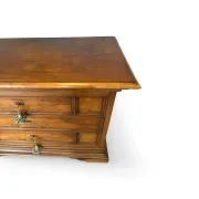 Elegant antique Italian chest of drawers, dating from the 20th century