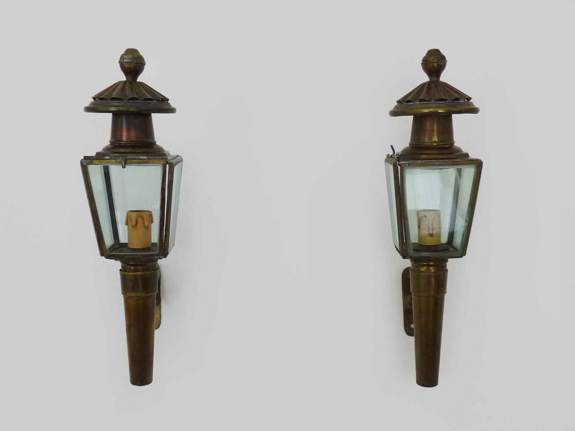 Pair of vintage wall lamps carriage lanterns, electrified with 4 faces. Year 40 50