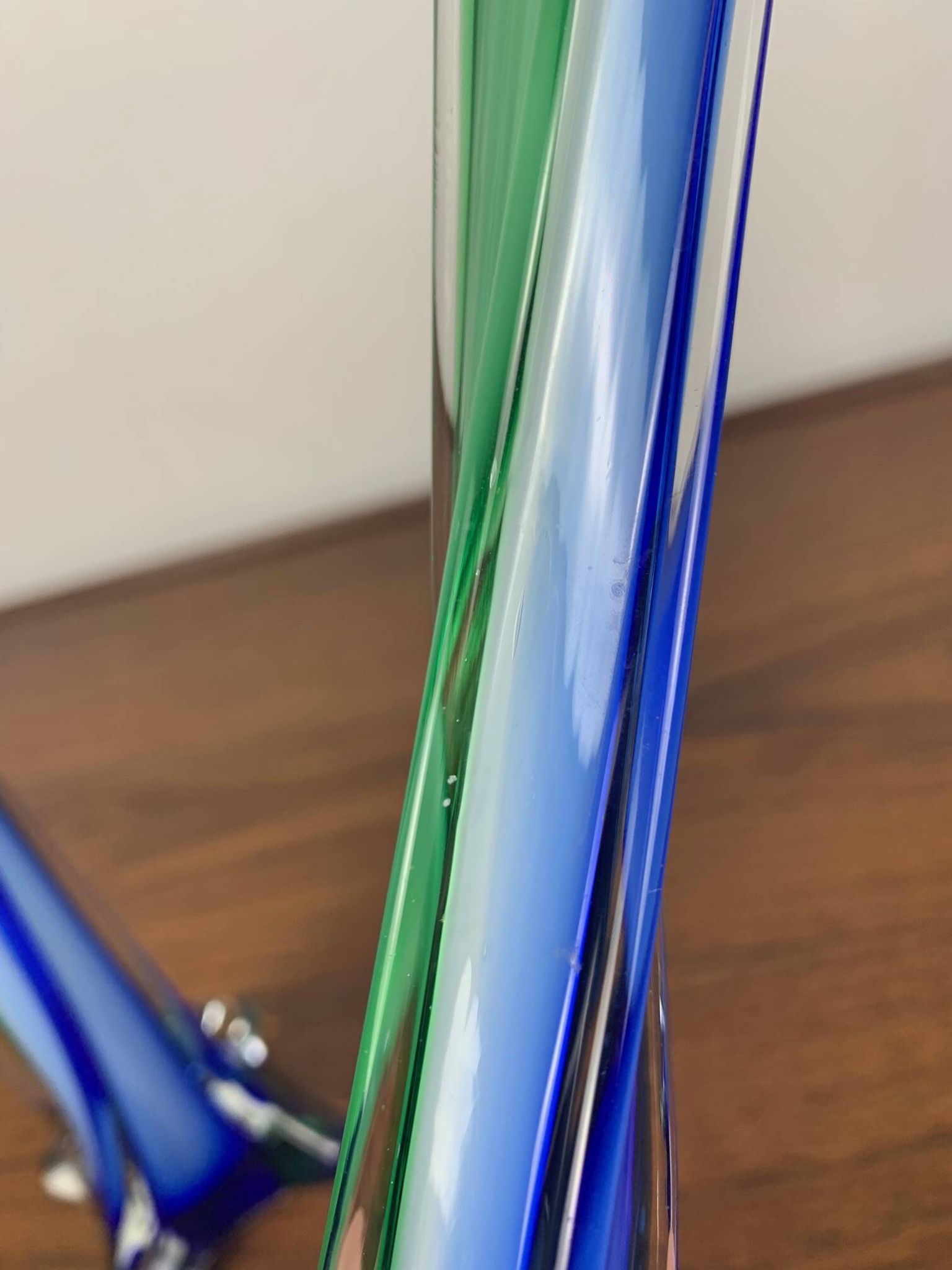 Duo de soliflores en verre soufflé de style Murano, vert et bleu