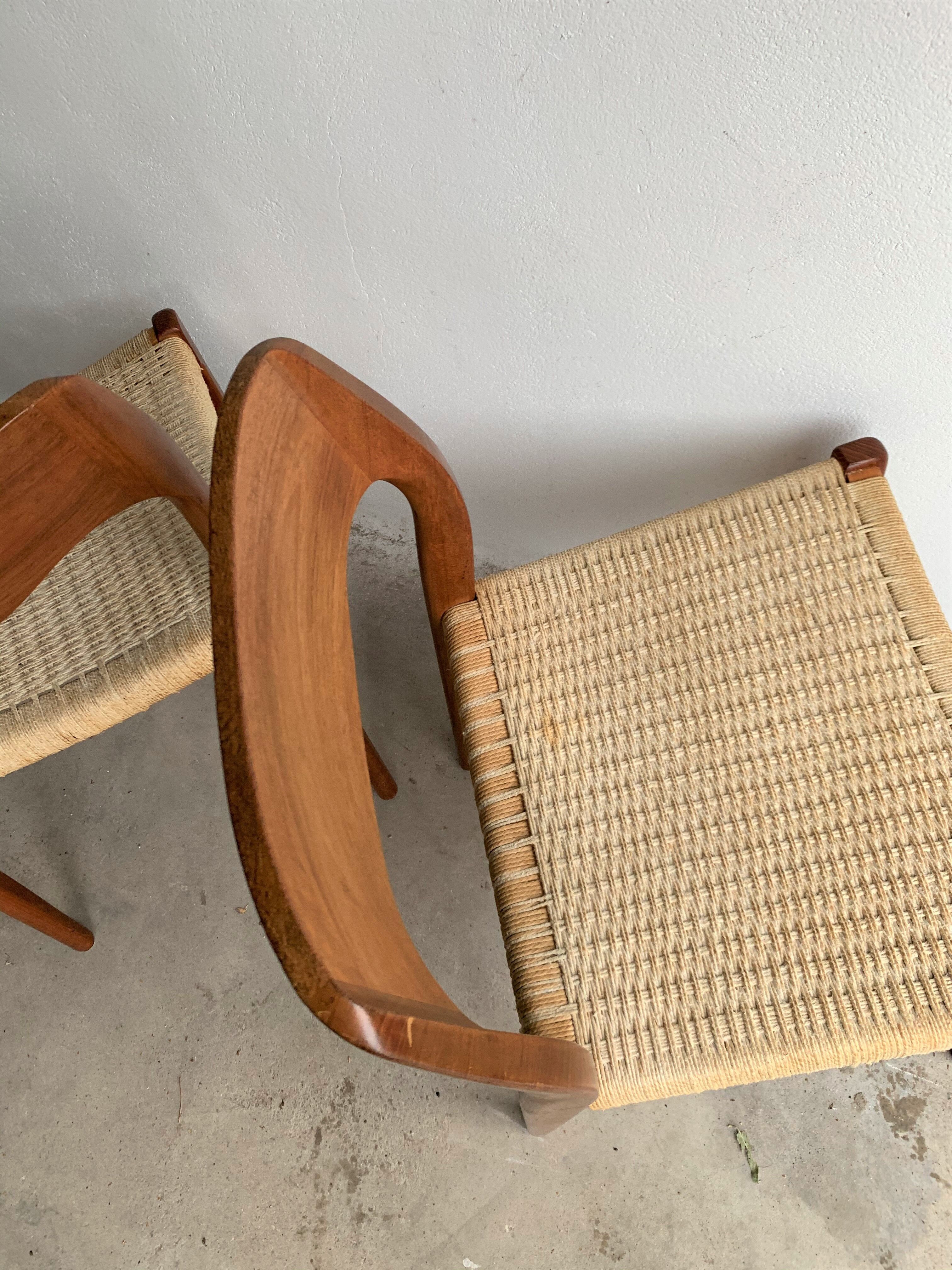 Lot de 2 chaises en teck modèle 71 de Niels Otto Møller pour J.L. Møllers, années 1950