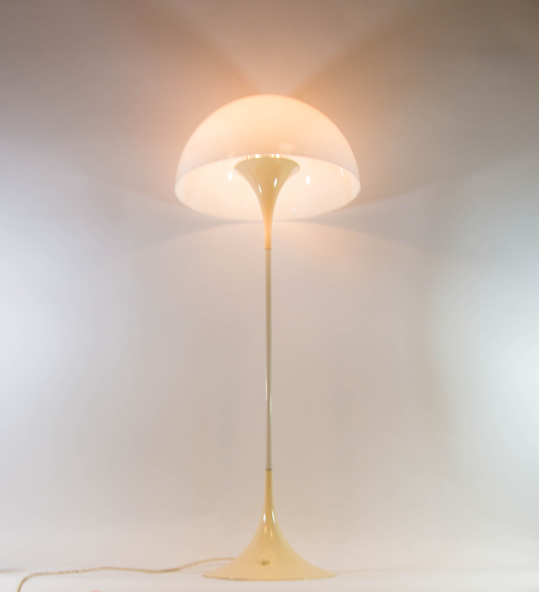 Panthella floor lamp - Design by Verner Panton for Louis Poulsen