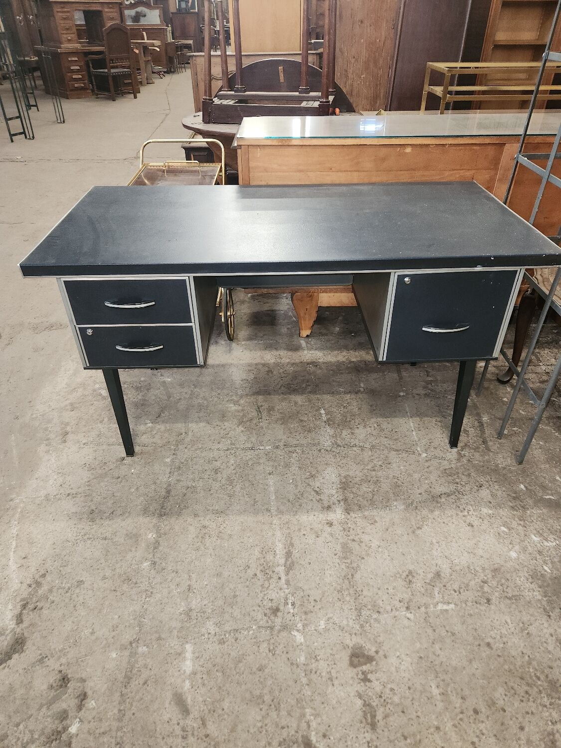 Metal desk of the 60s/70s and its chair
