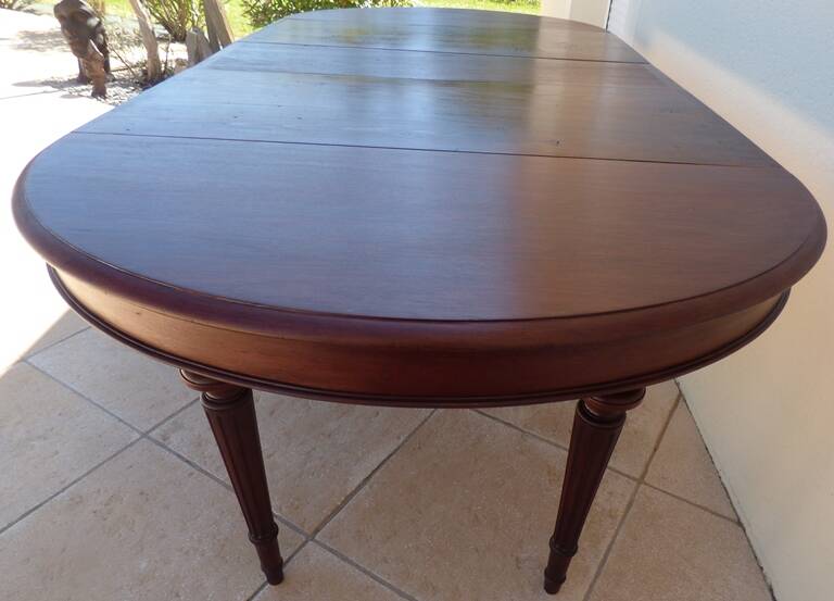 Table en acajou extensible  à 6 pieds fuselés et canelé style louis XVI