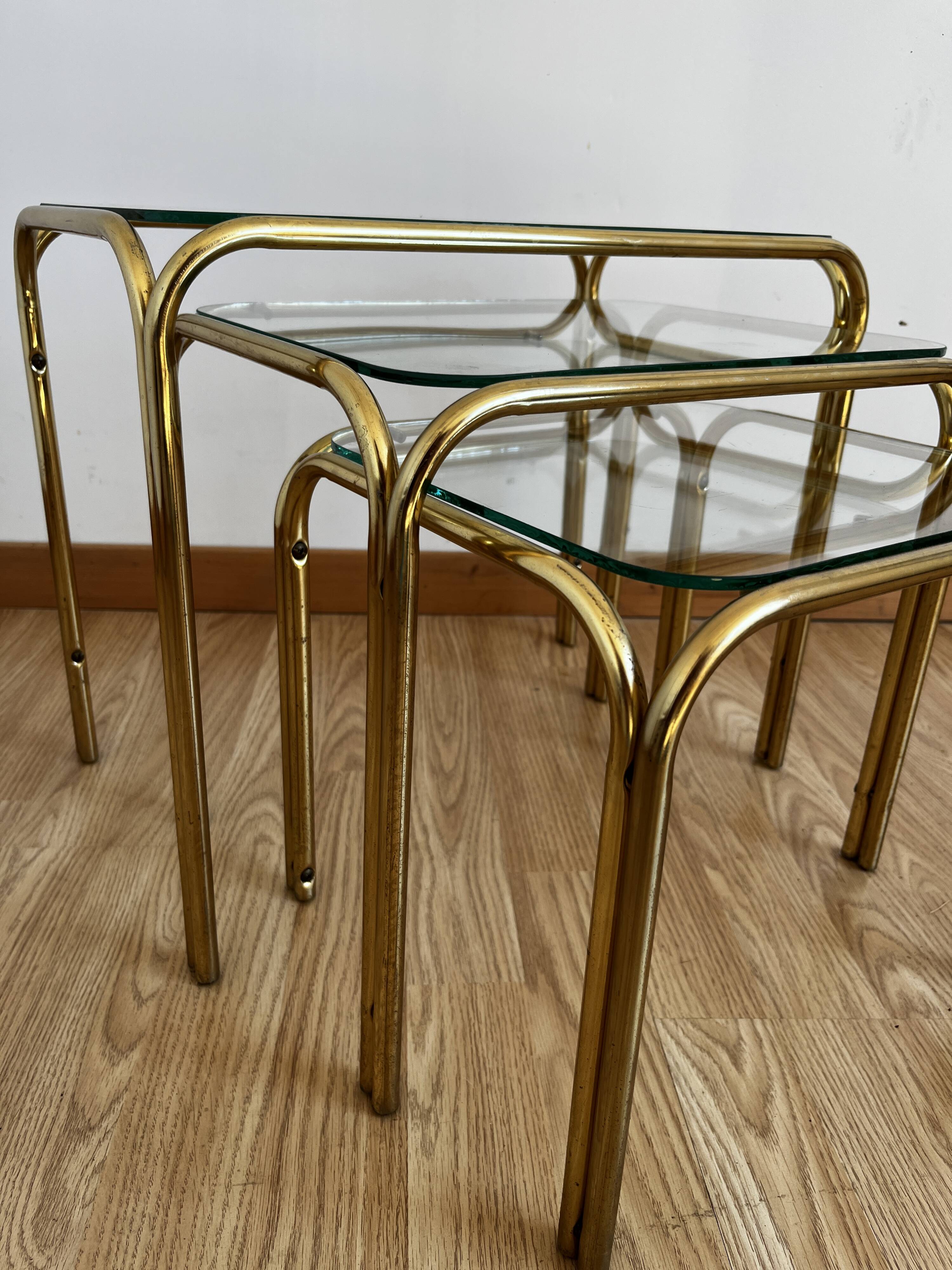 Tables gigognes doré 1970