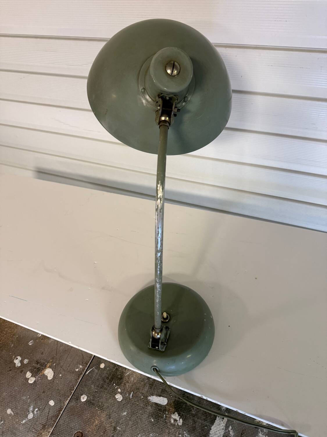 Articulated desk lamp