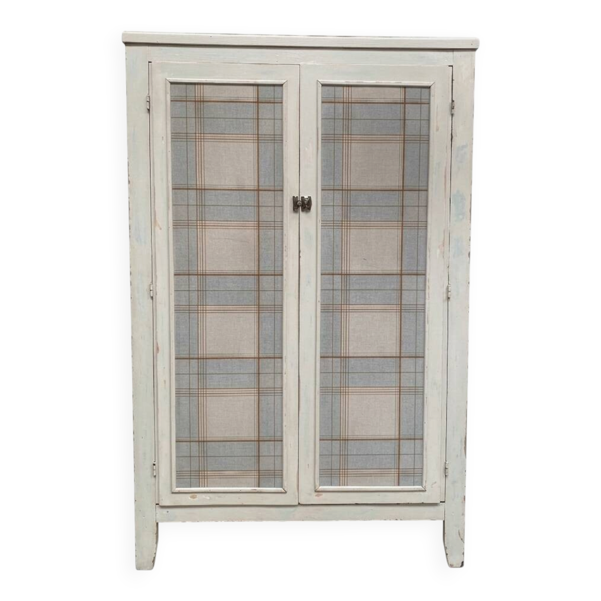 Armoire patinée en bois brut