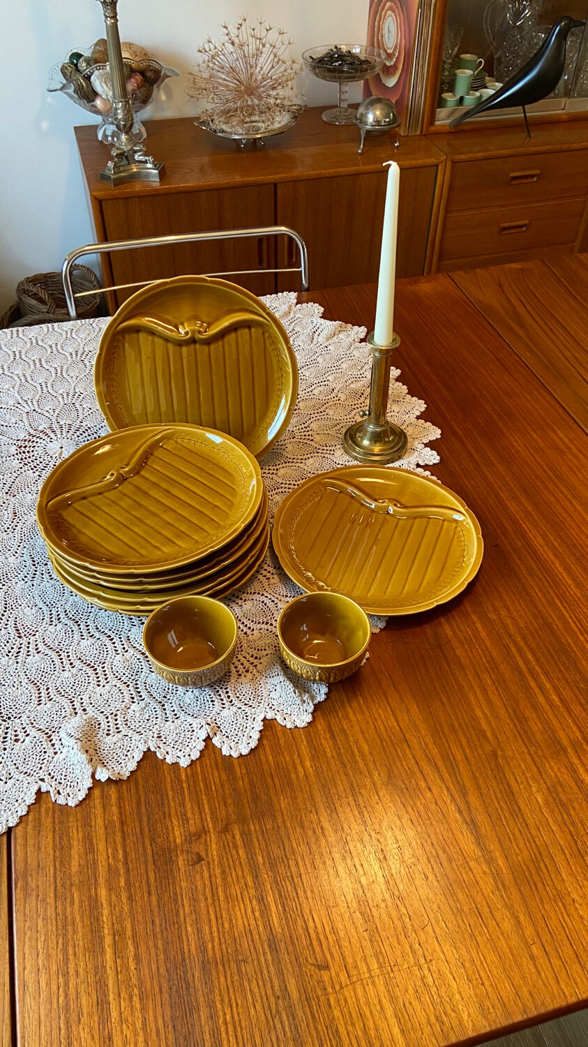Service of 8 asparagus plates and its 2 sauce boats Gien 1960