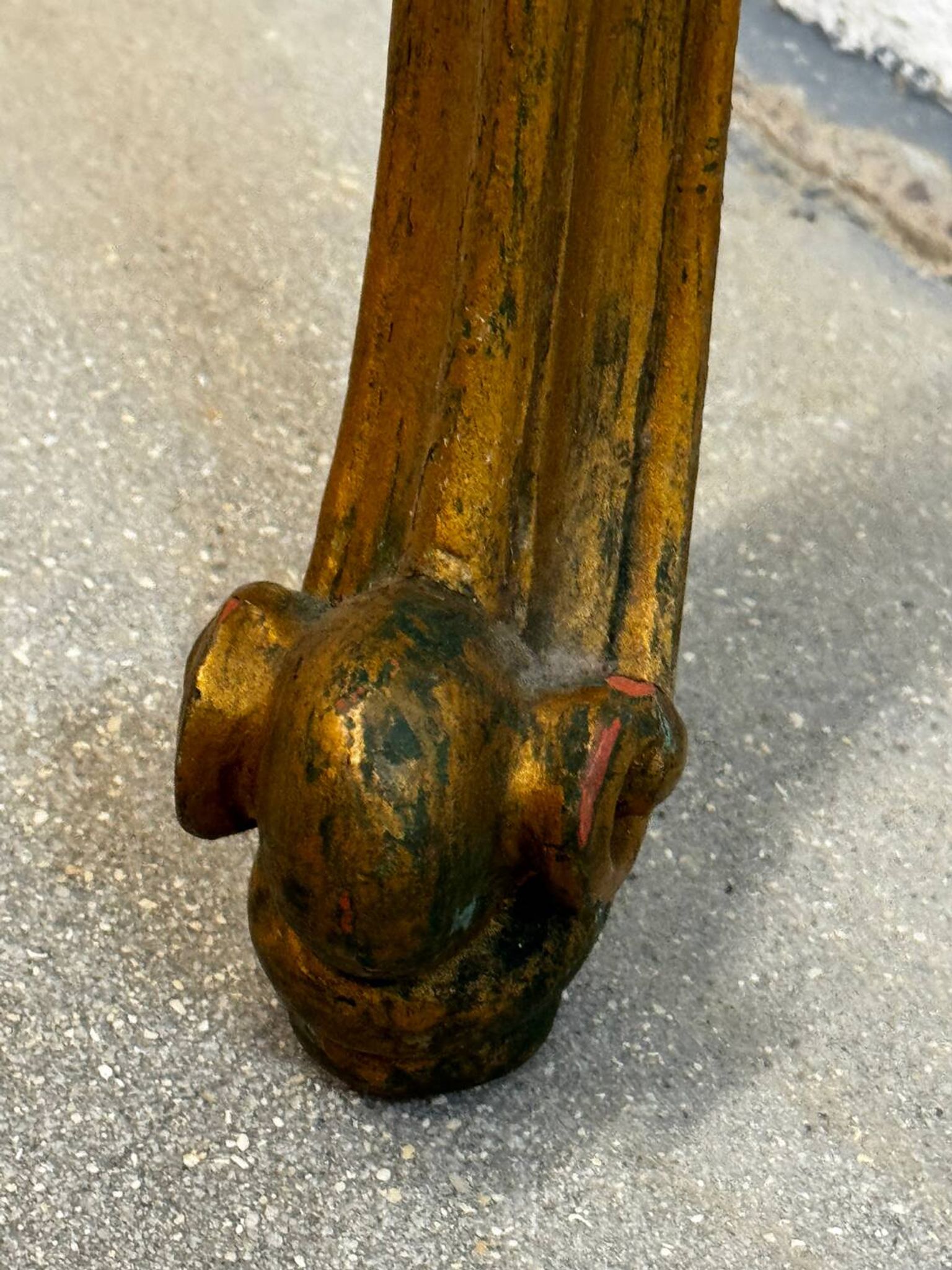 Console en bois sculpté doré et marbre de style Louis XV