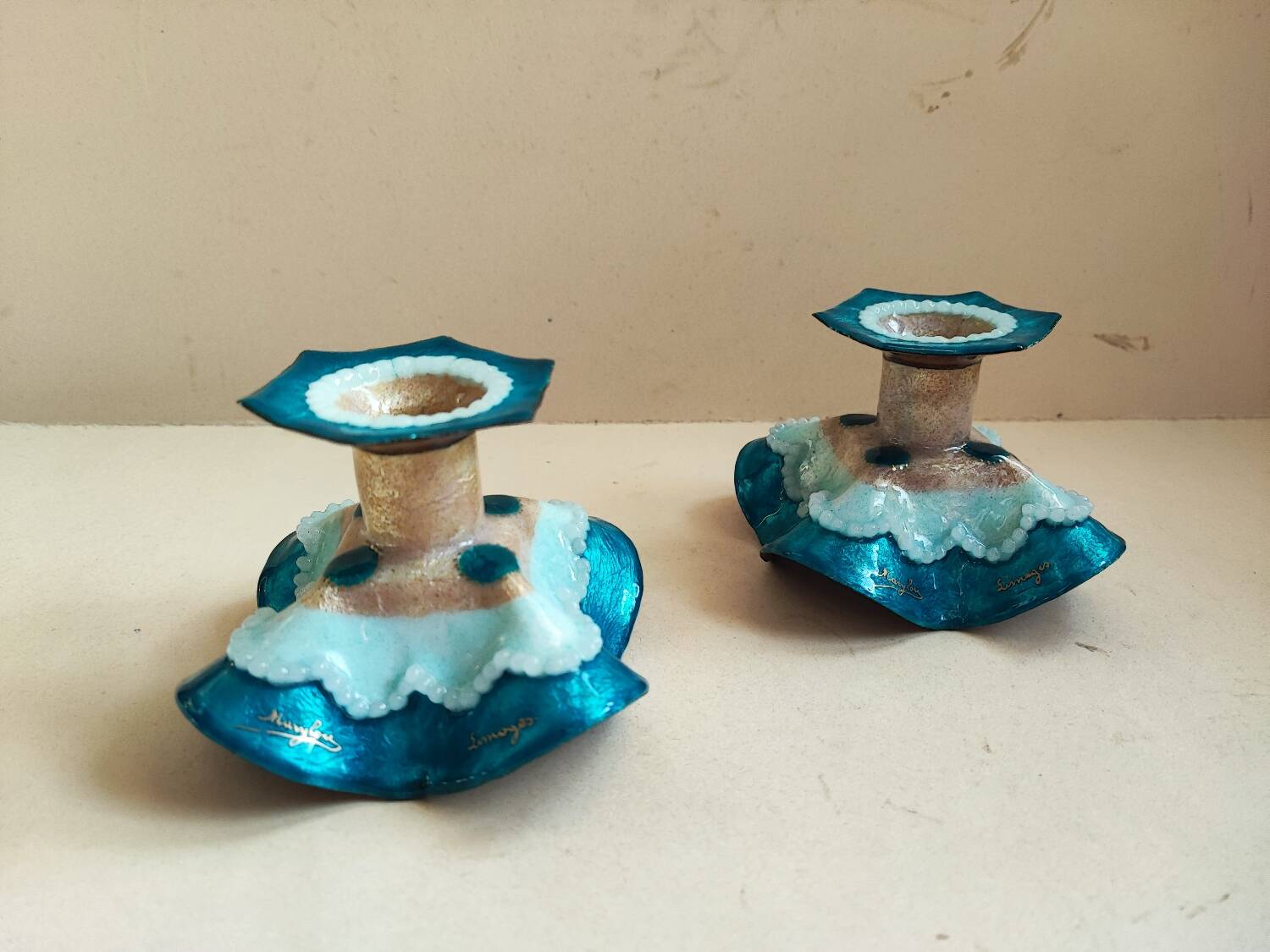 Paire de bougeoirs en cuivre émaillé de Limoges par Marylou