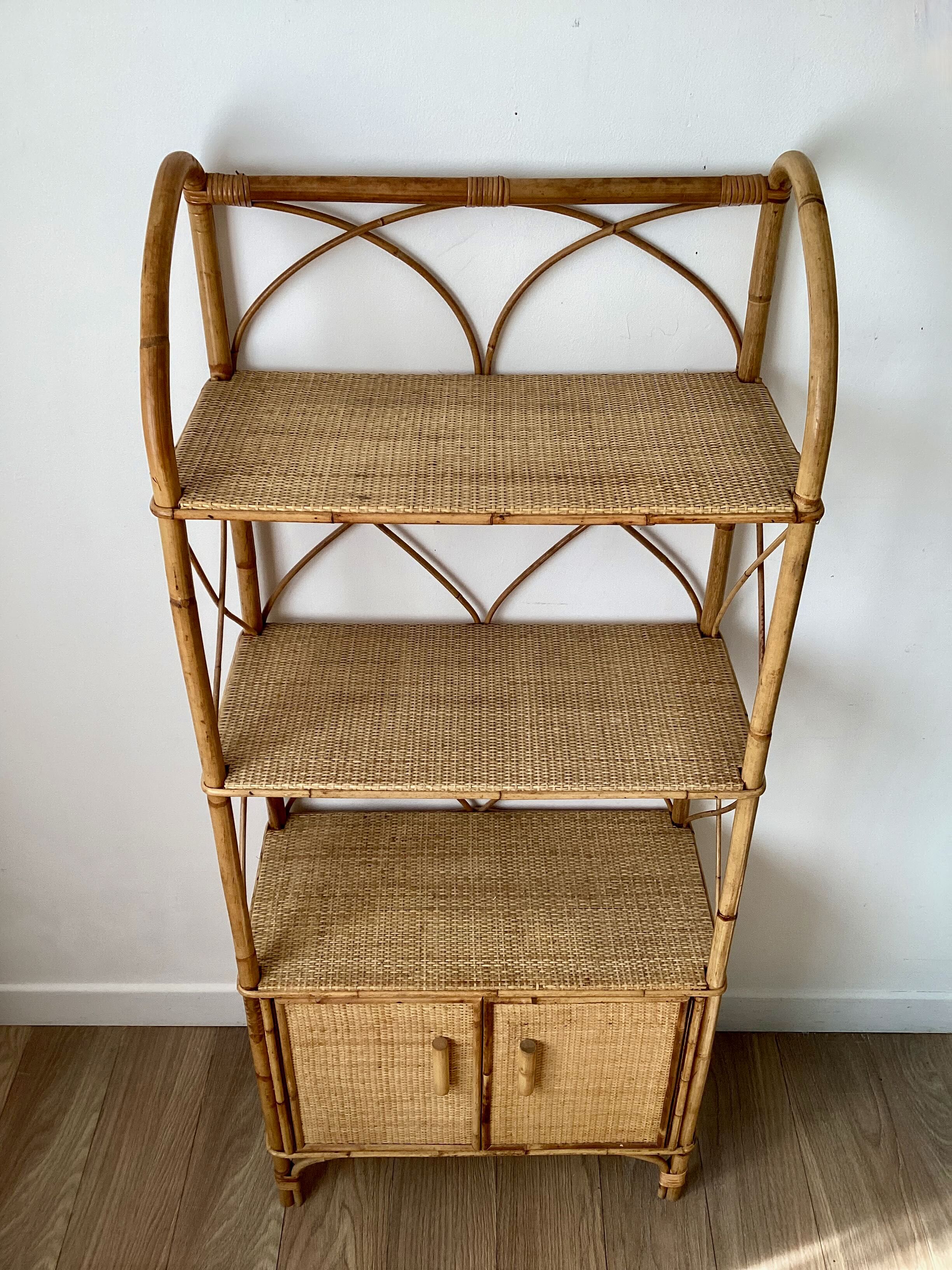 Bookcase shelf in braided wicker, bamboo and rattan