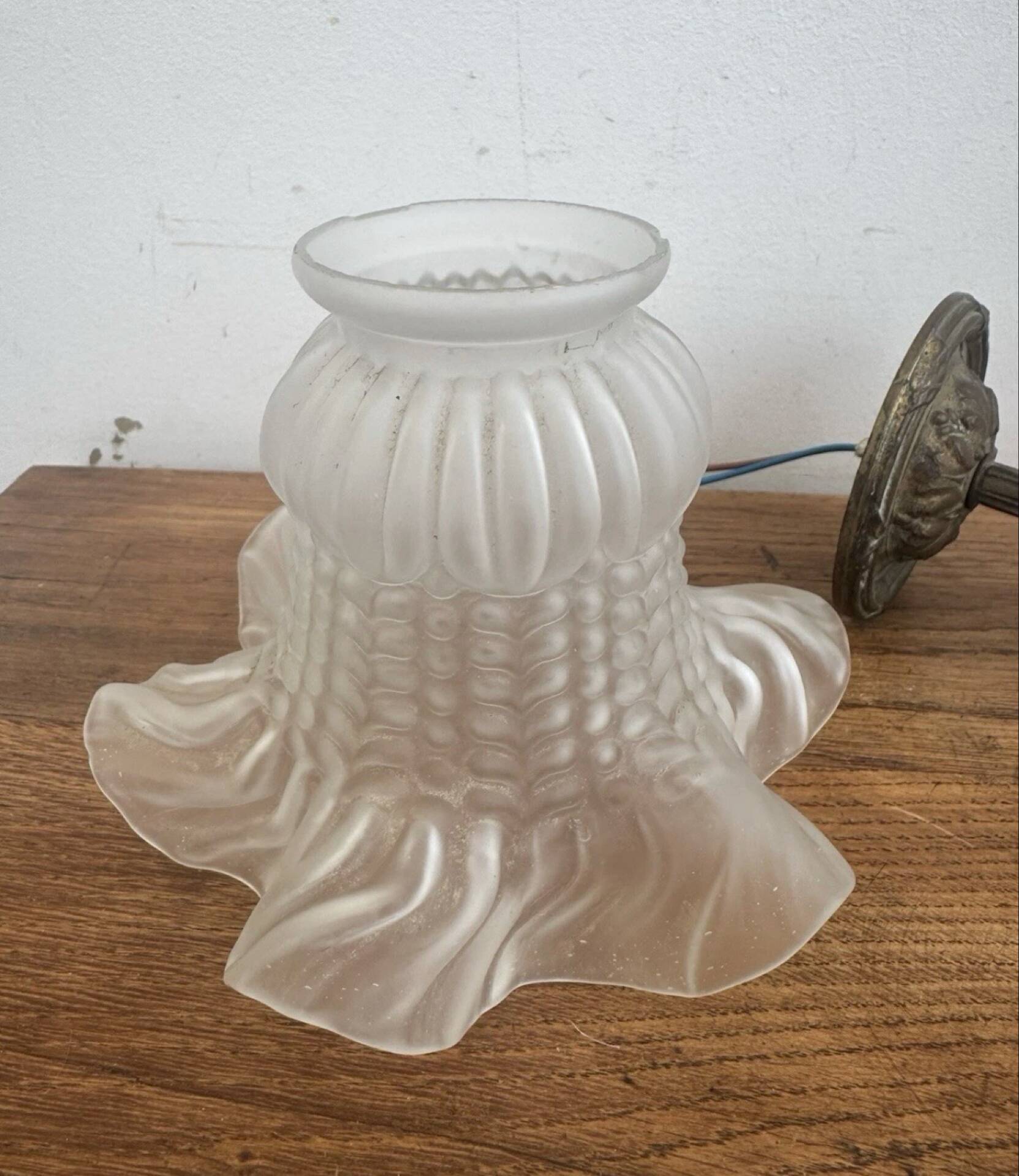 Antique bronze wall light in Louis XVI style - tulip-shaped glass paste flower.