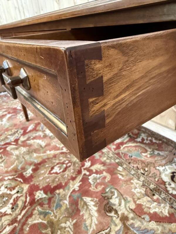 Bureau plat de style Louis XVI en merisier et cuir noir