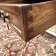 Bureau plat de style Louis XVI en merisier et cuir noir