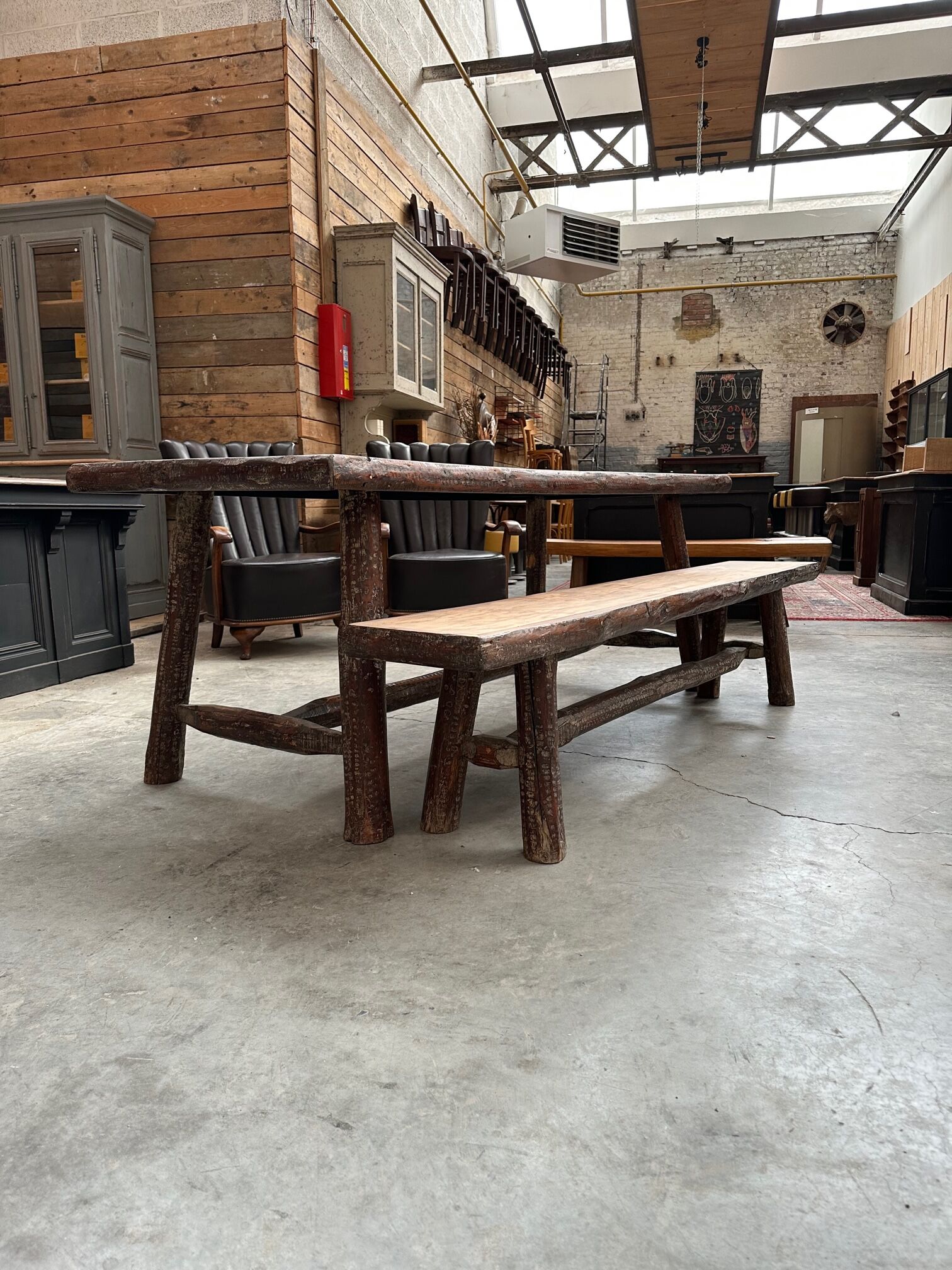 Ensemble table et son banc brutaliste