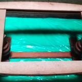 Grande table basse en marbre crème, piètement en bois de merisier massif
