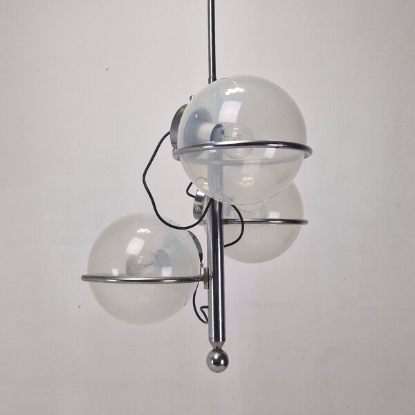 Lampe italienne chromée à trois globes en verre opalin – années 1970