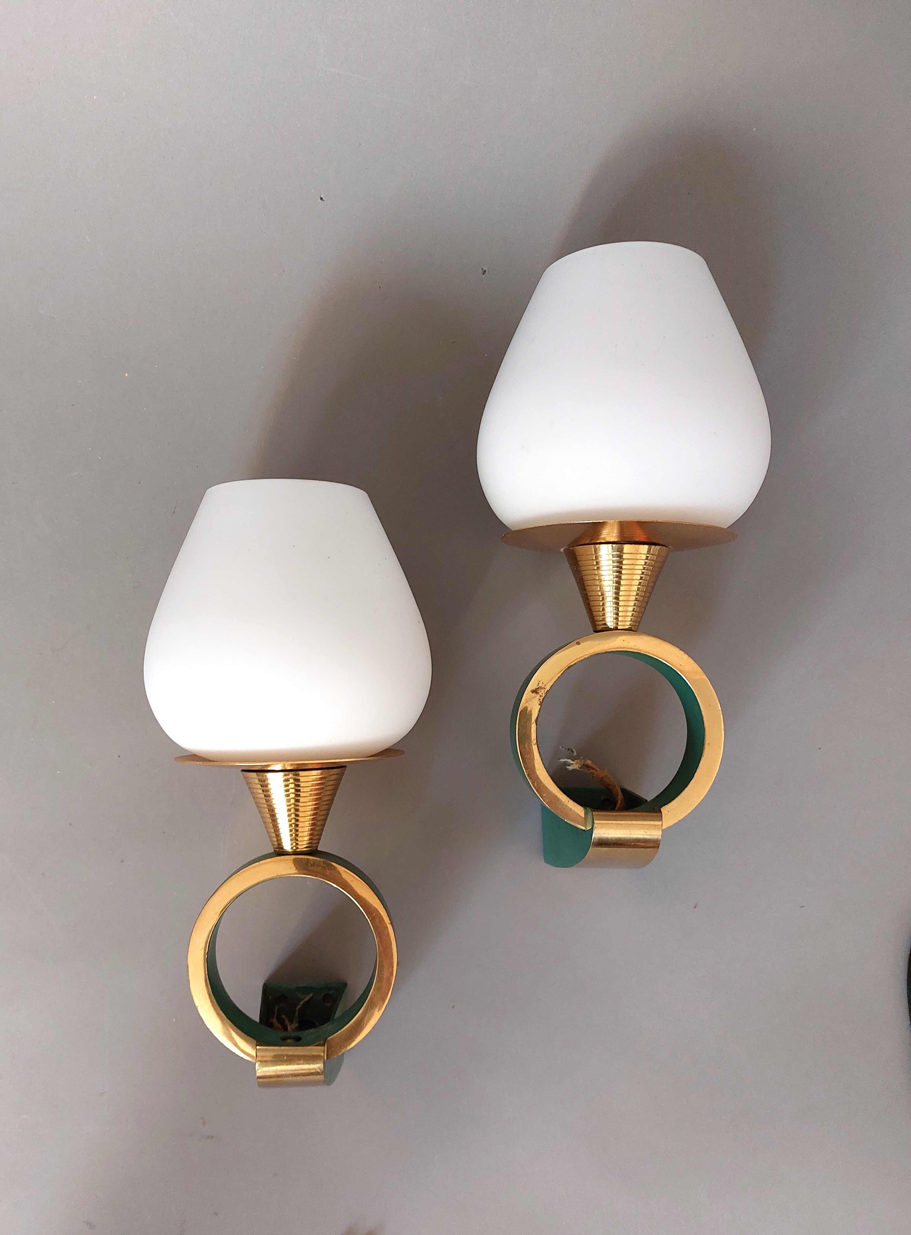 Pair of sconces in gilded brass and Art Deco lacquered