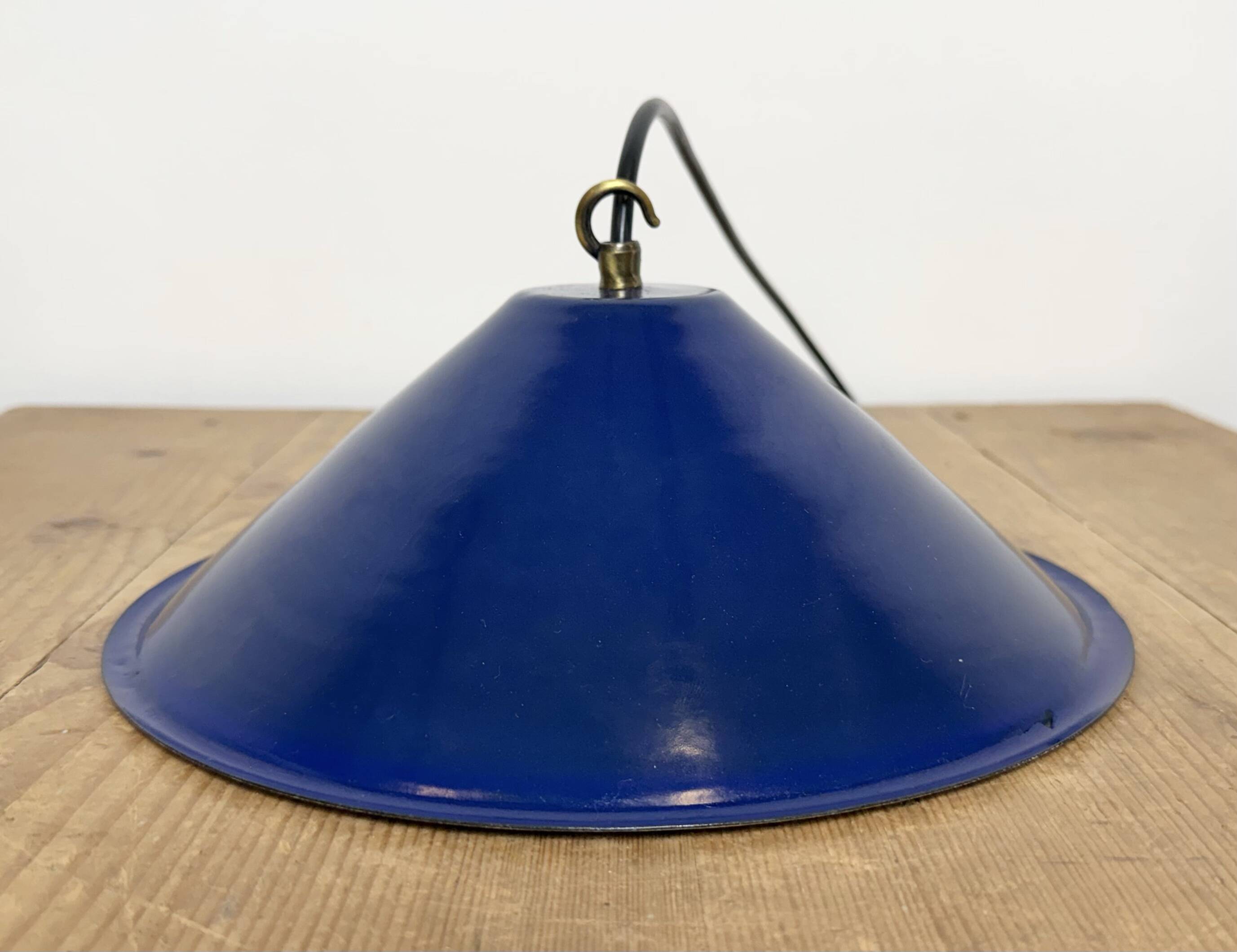 Lampe suspendue industrielle en émail bleu britannique, années 1950