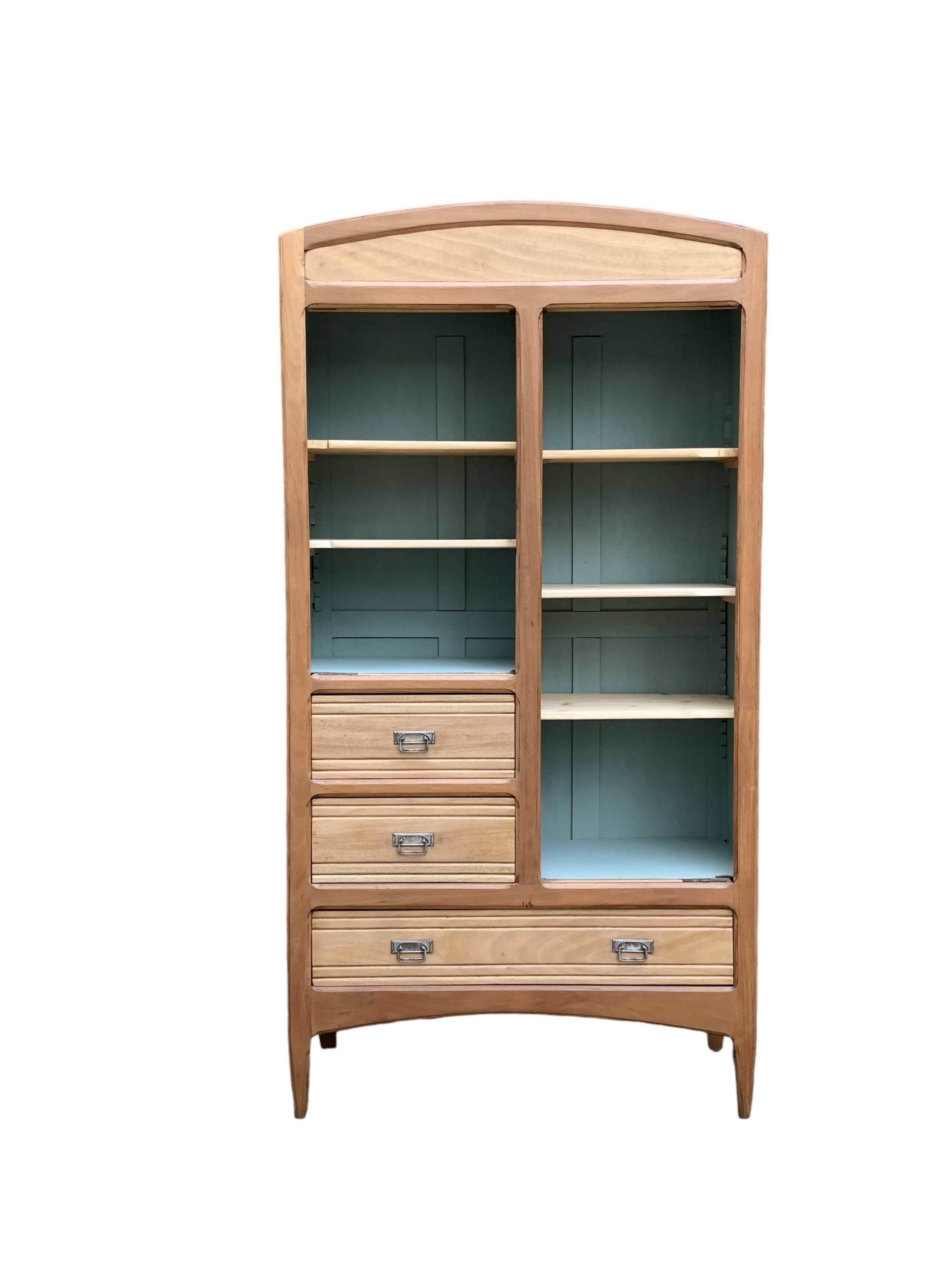 Armoire parisienne d’hôtel vitrée bois brut 1930