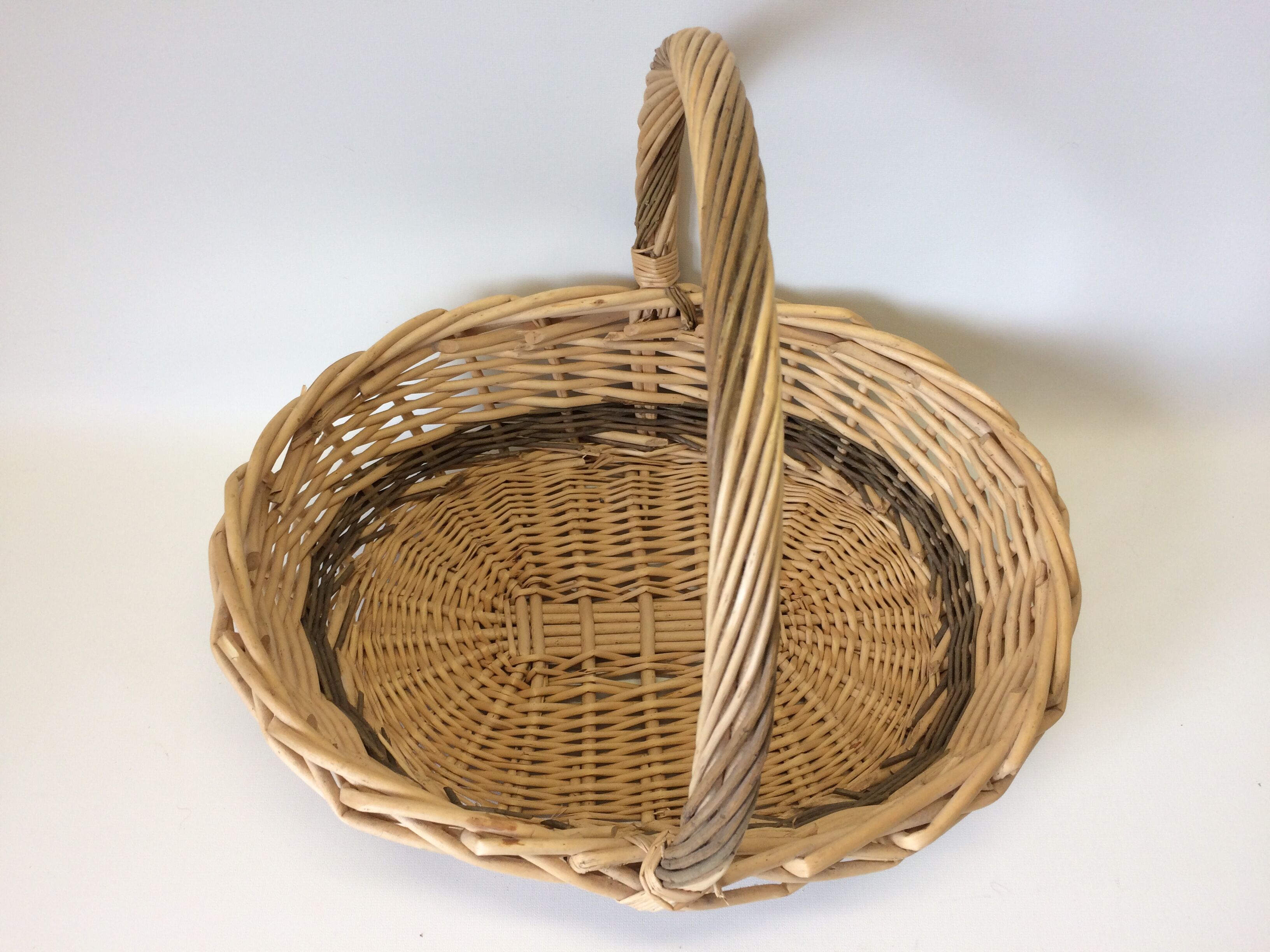 Wicker basket with one handle