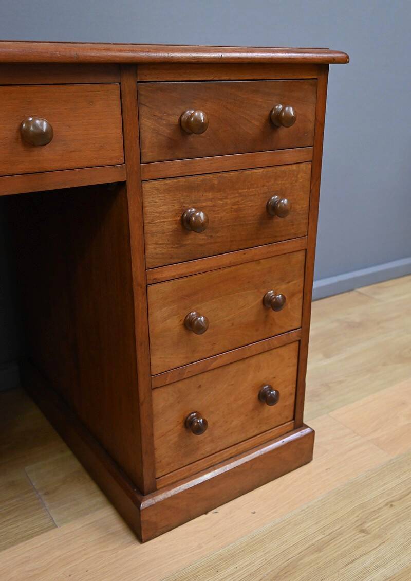 Victorian Mahogany Pedestal Desk, England – Late 19th Century