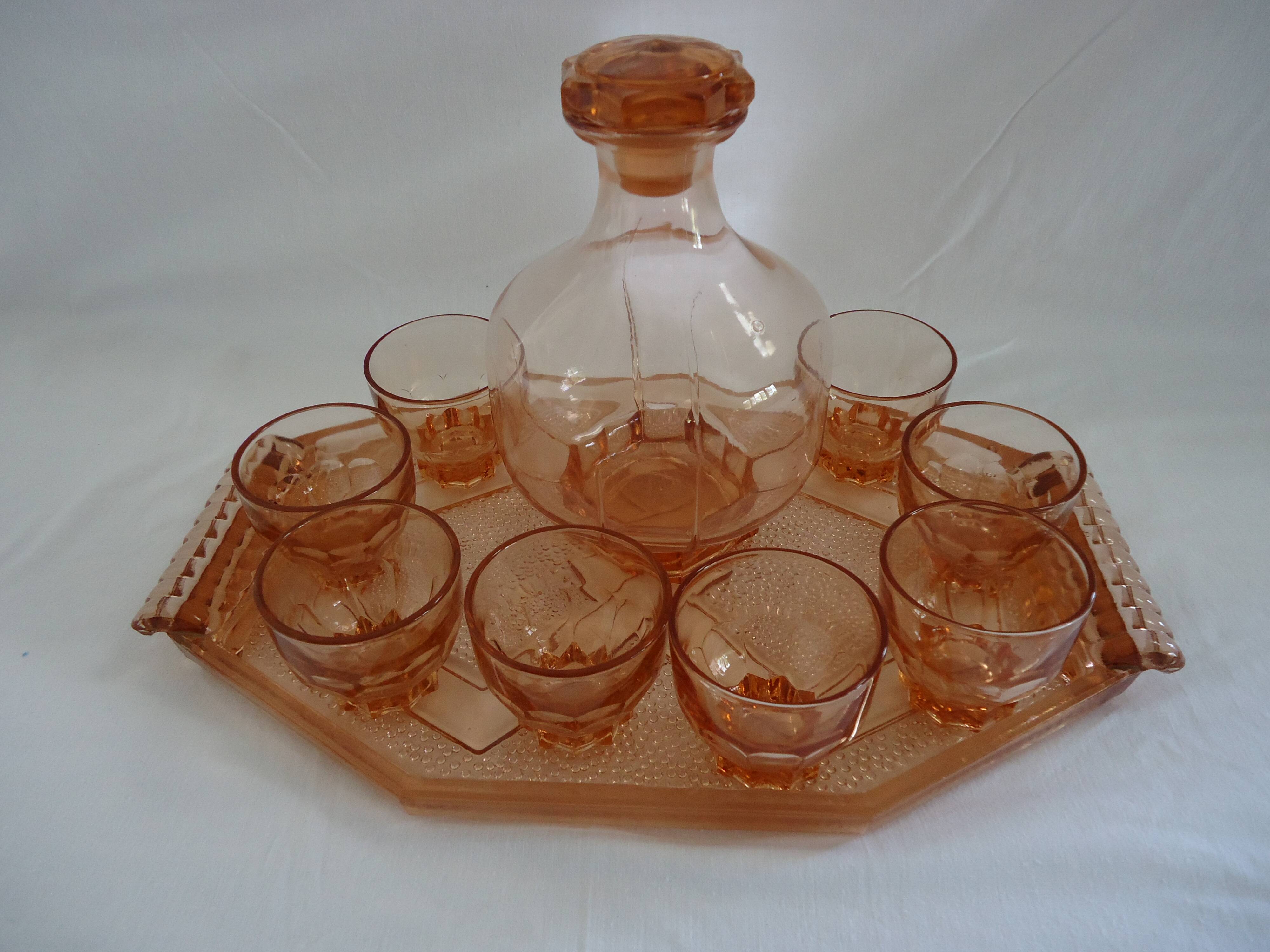 Service vintage en verre rose saumon – Carafe, 8 verres, et plateau Art Dec