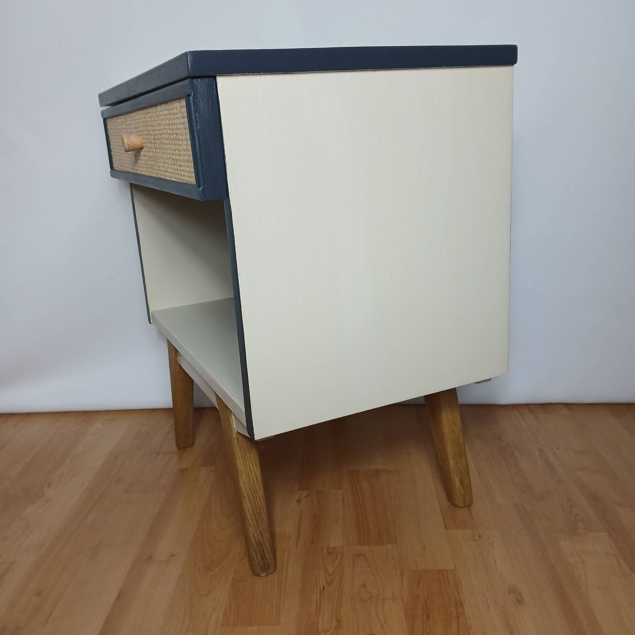 Meuble appoint pieds compas