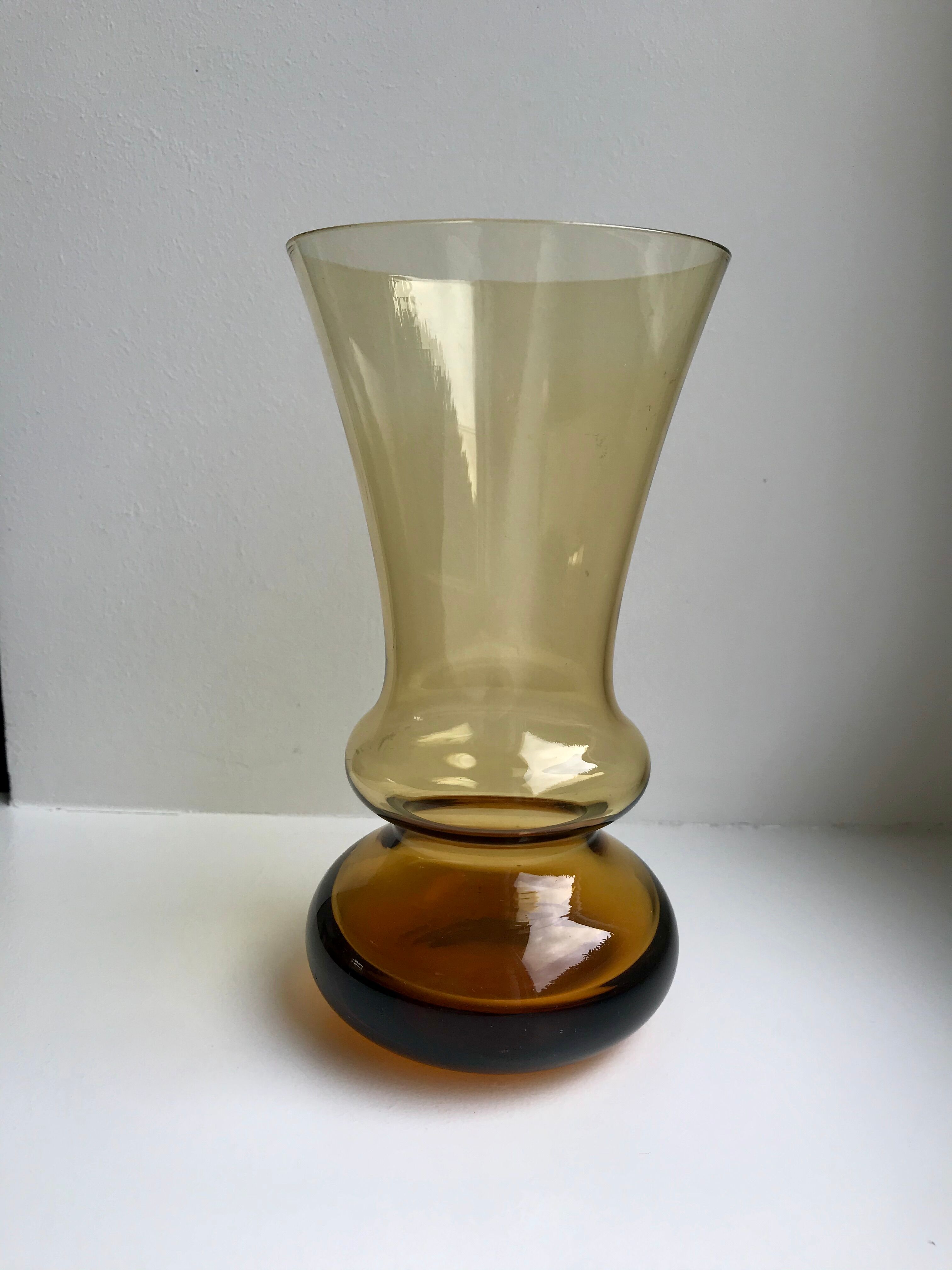 Vase diabolo en verre ambré années 70