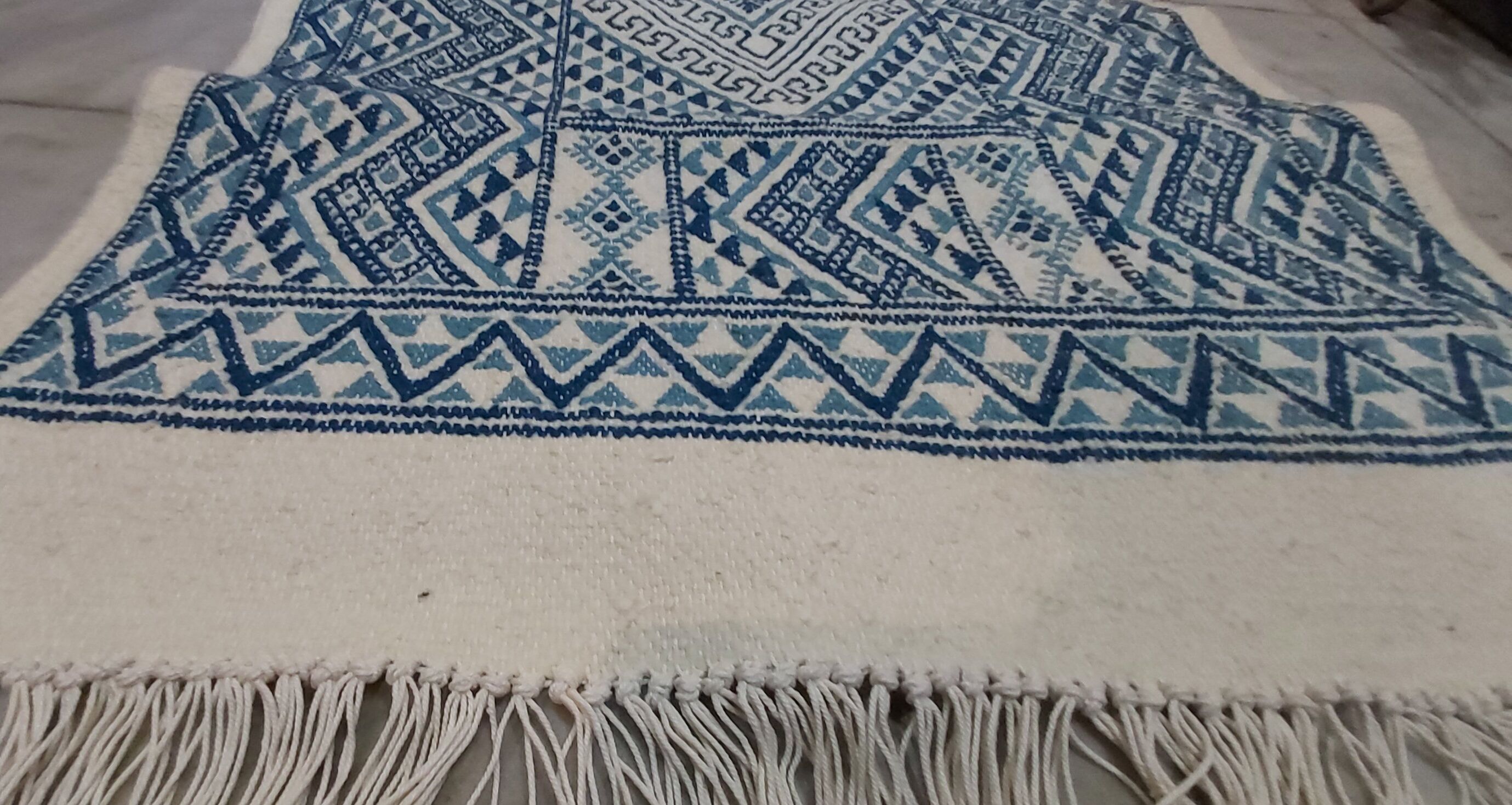 Tapis kilim bleu et blanc fait main 155 x 75 cm