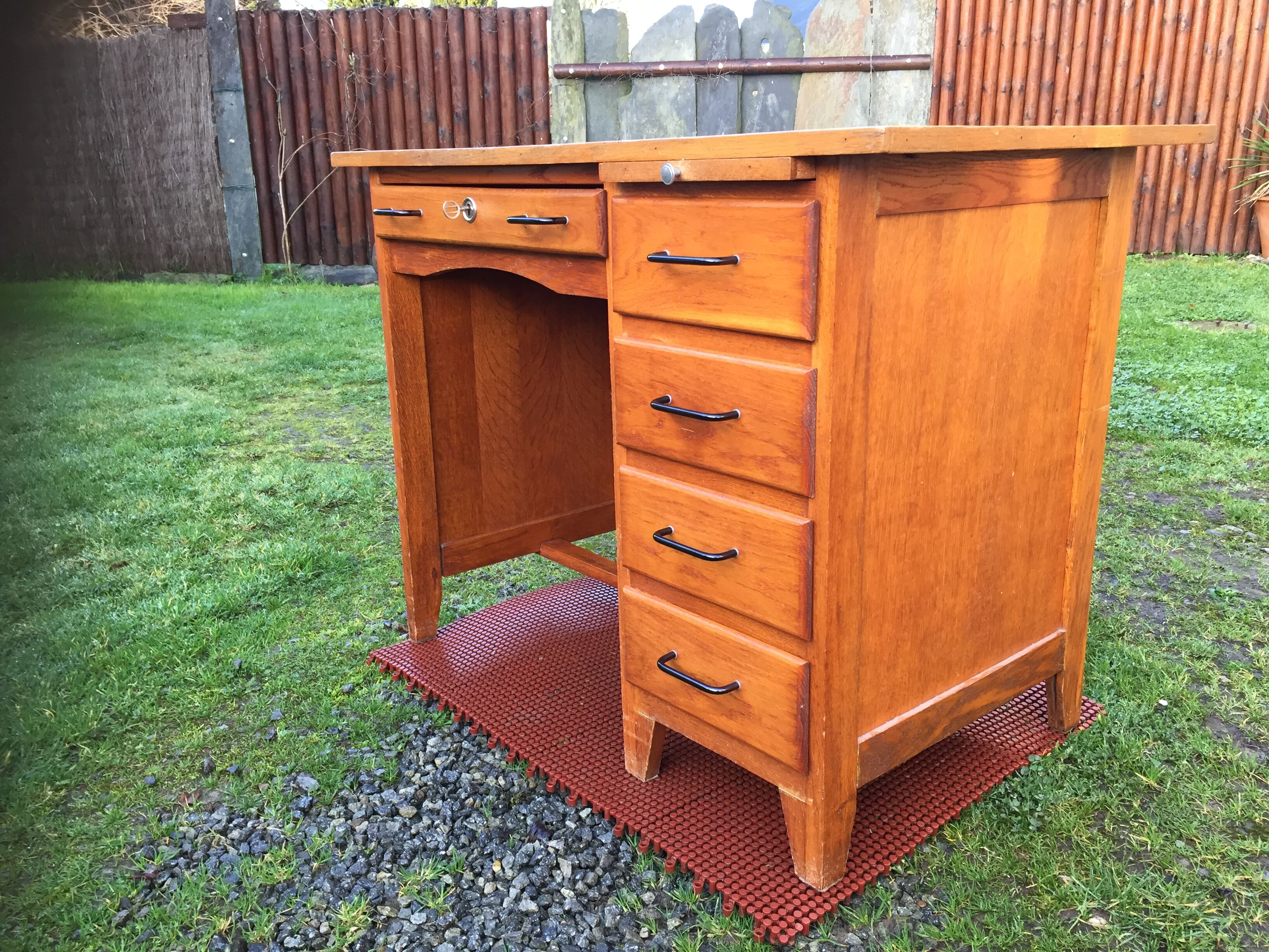 Vintage oak desk with 5 drawers and 1 pull.