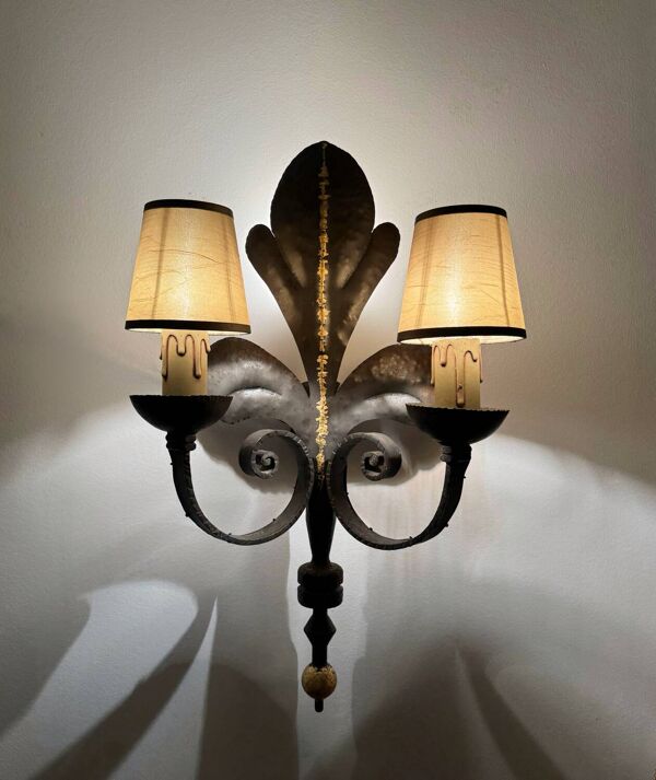 Grande applique fleur de lys fer forgé années 60