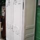 Ancienne armoire de mariée repeinte en blanc, début 19ème