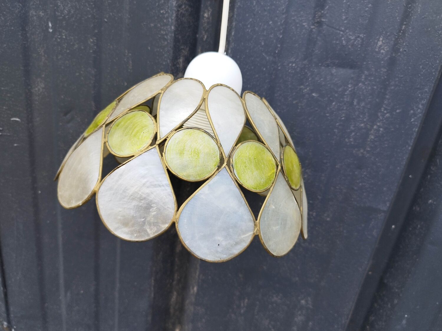 Mother-of-pearl lampshade suspension