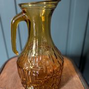 Carafe en verre ambré moulé à décor géométrique – années 1960/70