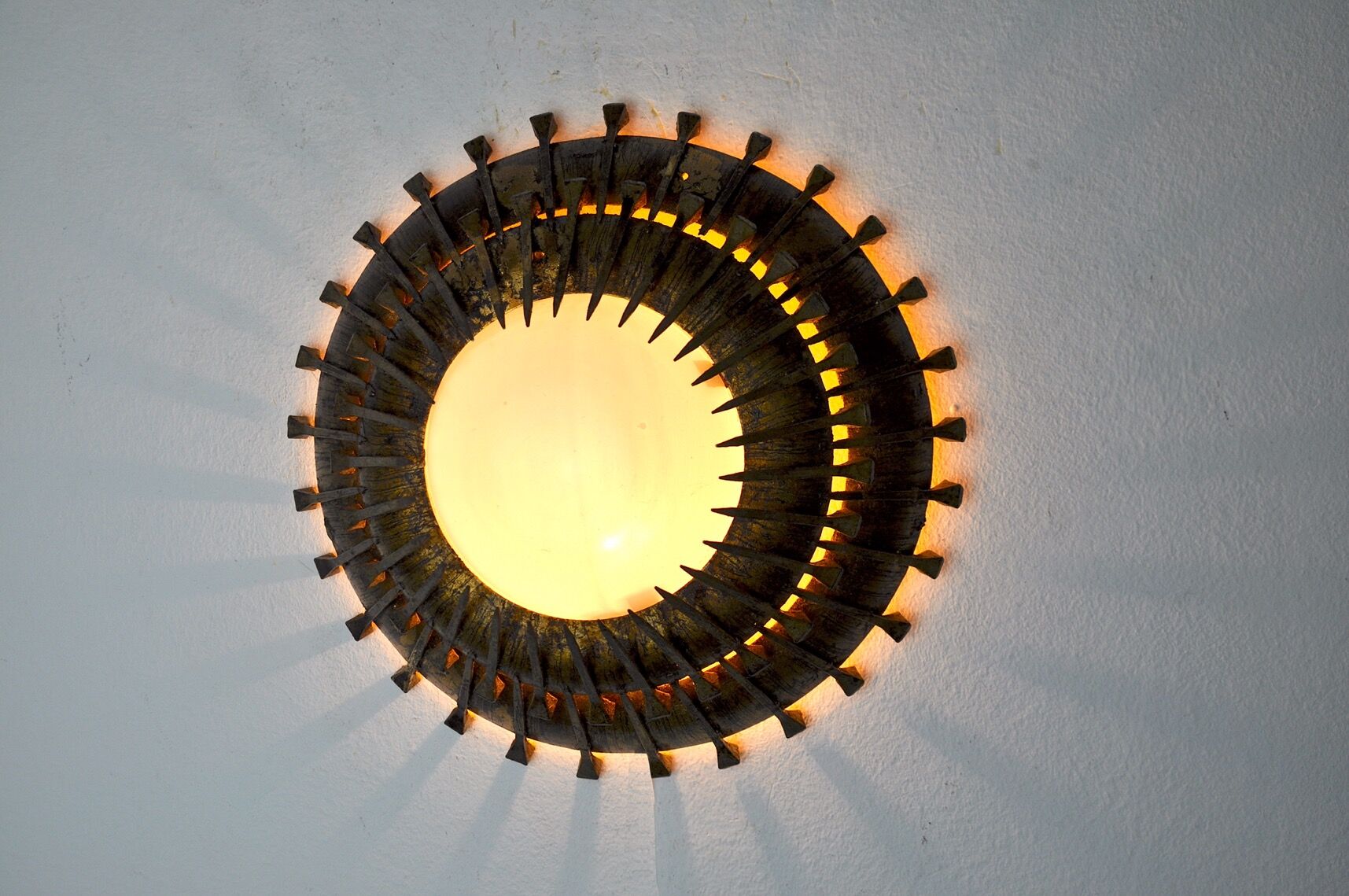 Midcentury brutalist sun wall lamp, metal and gold leaf, Italy