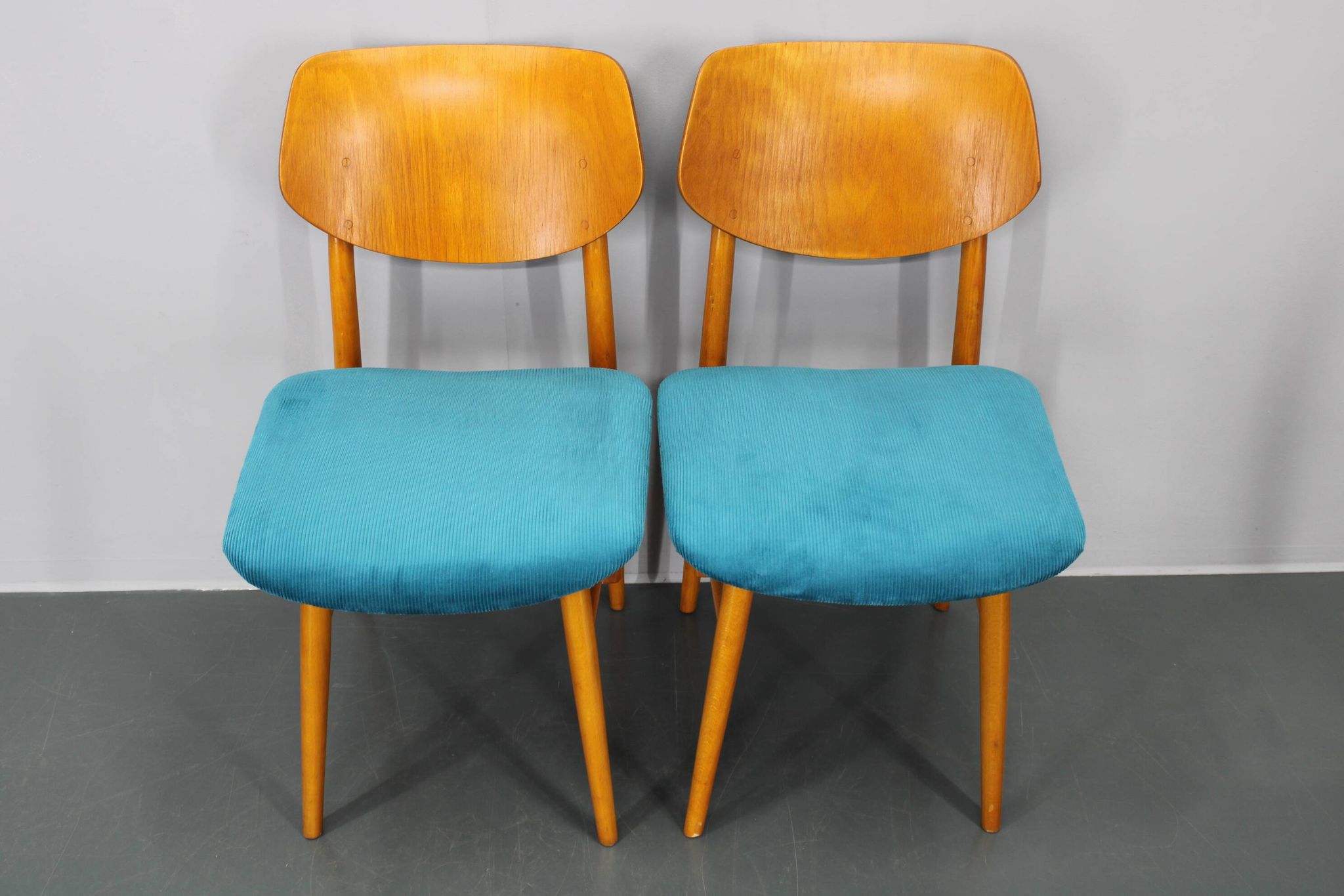 Ensemble de quatre chaises de salle à manger en hêtre des années 1970 par TON, Tchécoslovaquie