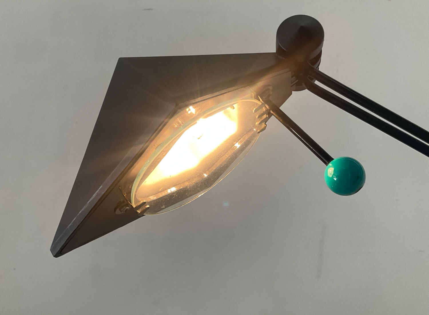 Post-Modern articulated lamp in Memphis style from the 1980s.